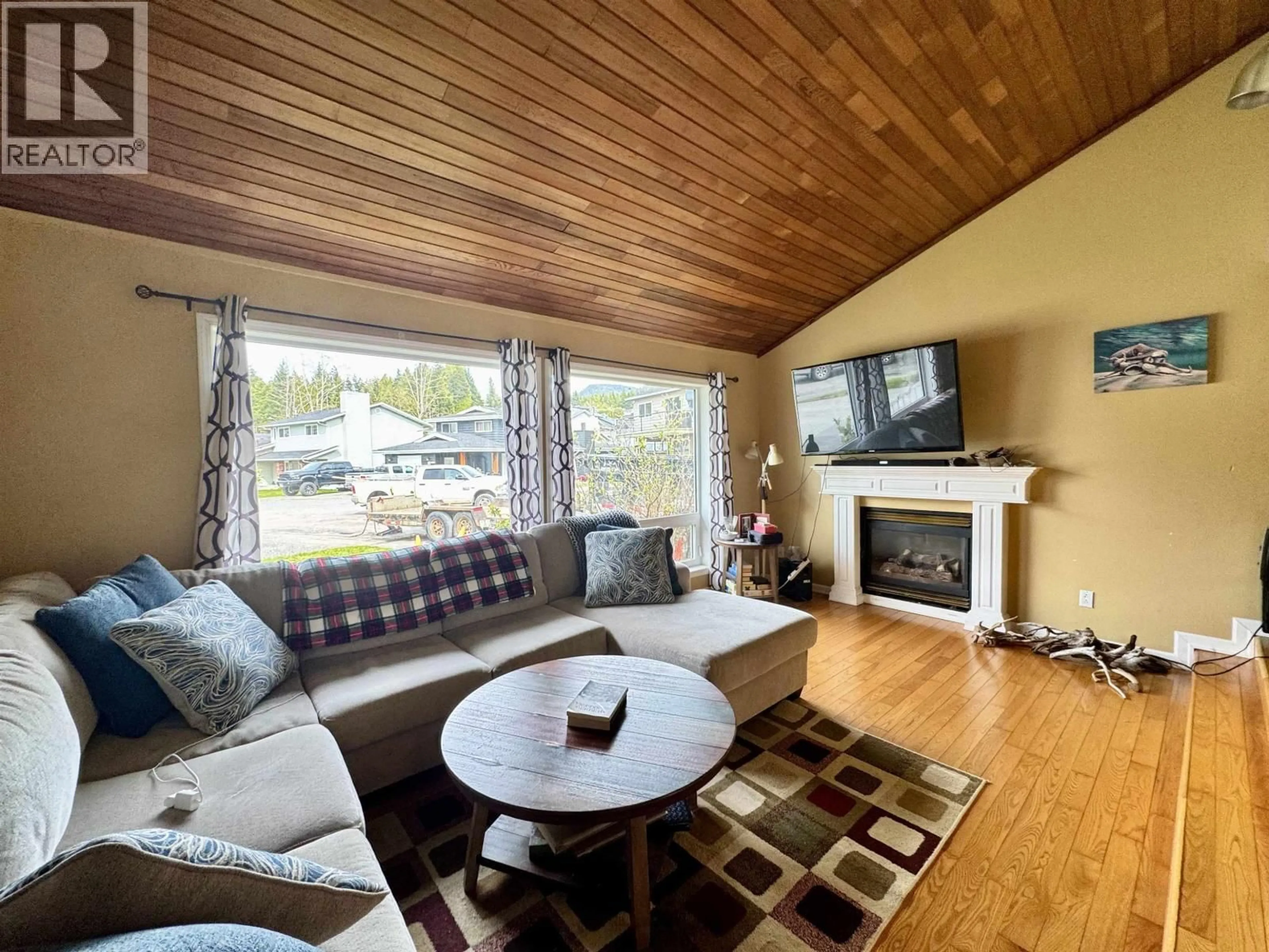 Living room with furniture, wood/laminate floor for 117 PARRY PLACE, Prince Rupert British Columbia V8J4B1
