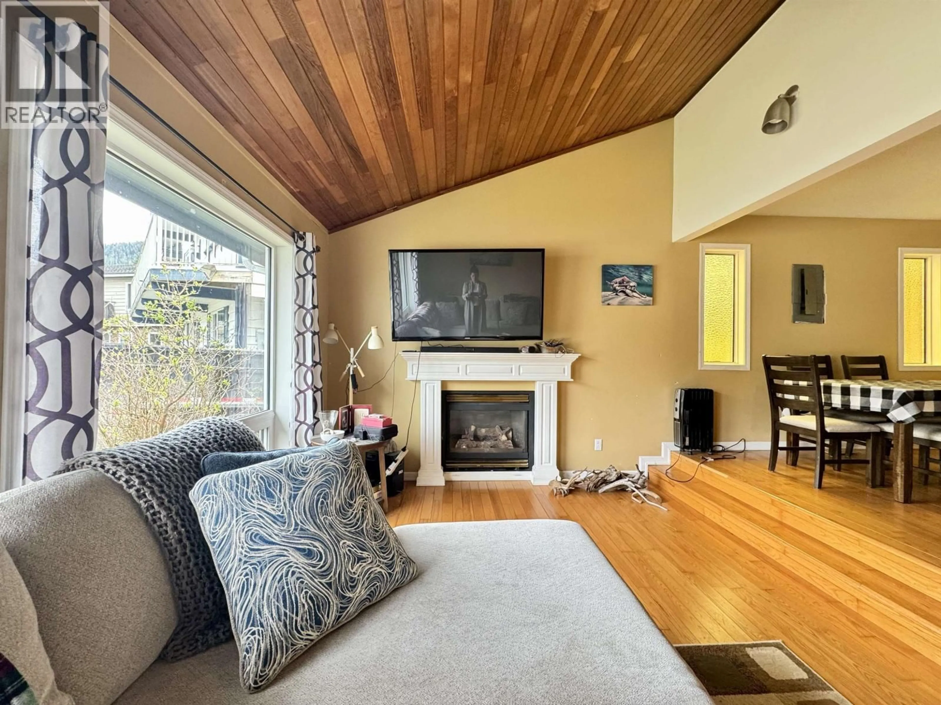 Living room with furniture, wood/laminate floor for 117 PARRY PLACE, Prince Rupert British Columbia V8J4B1