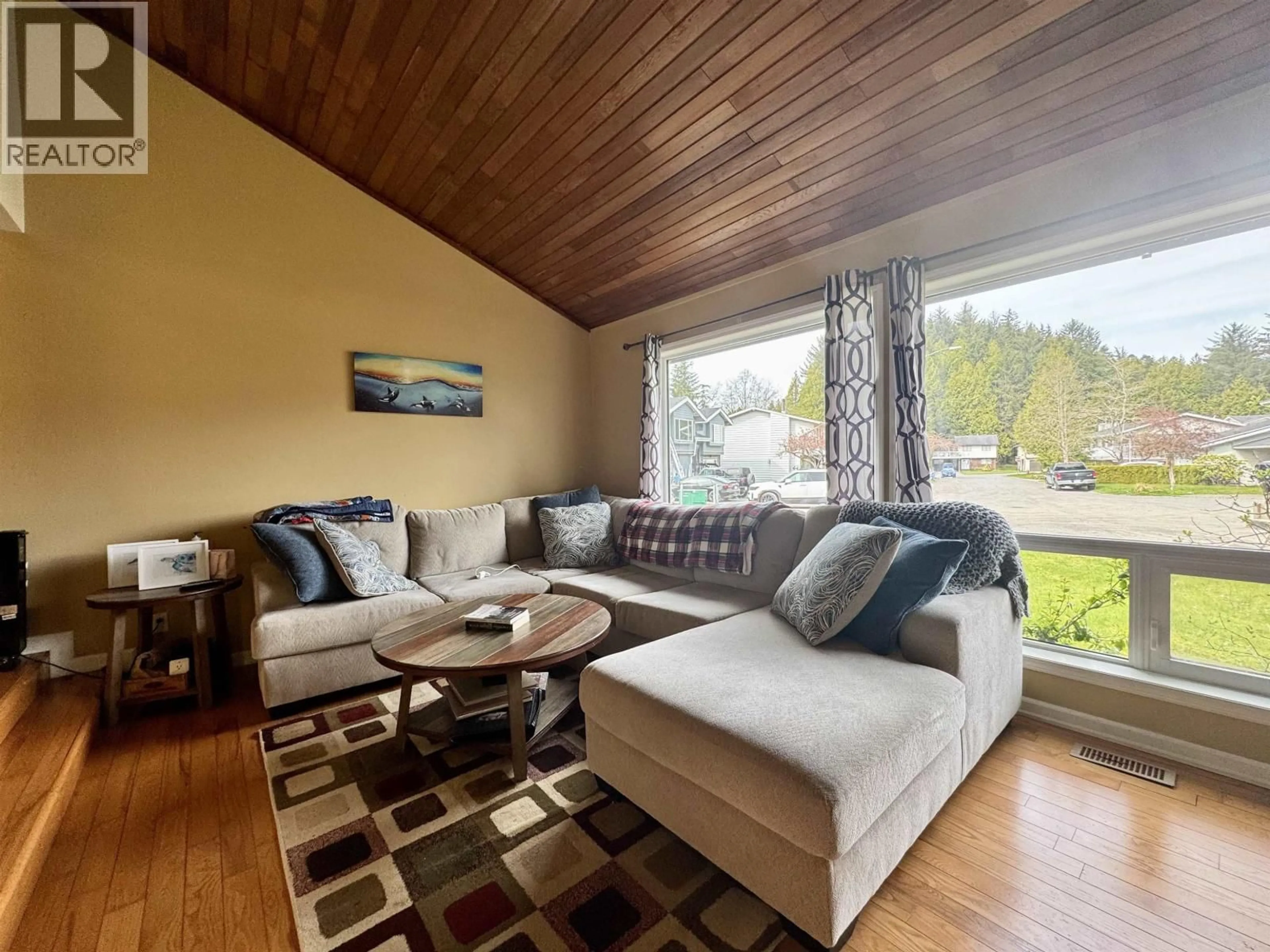 Living room with furniture, wood/laminate floor for 117 PARRY PLACE, Prince Rupert British Columbia V8J4B1