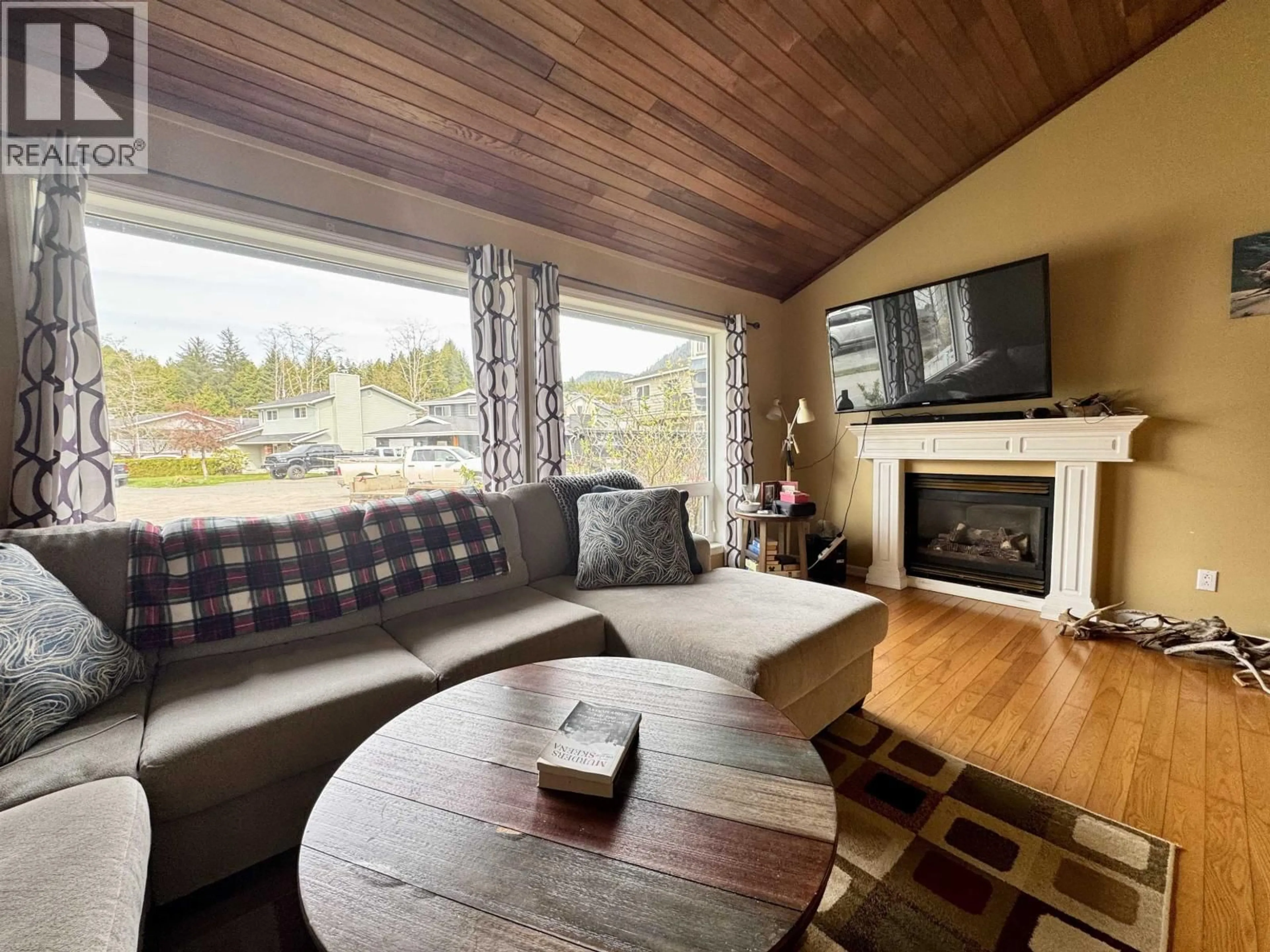 Living room with furniture, wood/laminate floor for 117 PARRY PLACE, Prince Rupert British Columbia V8J4B1
