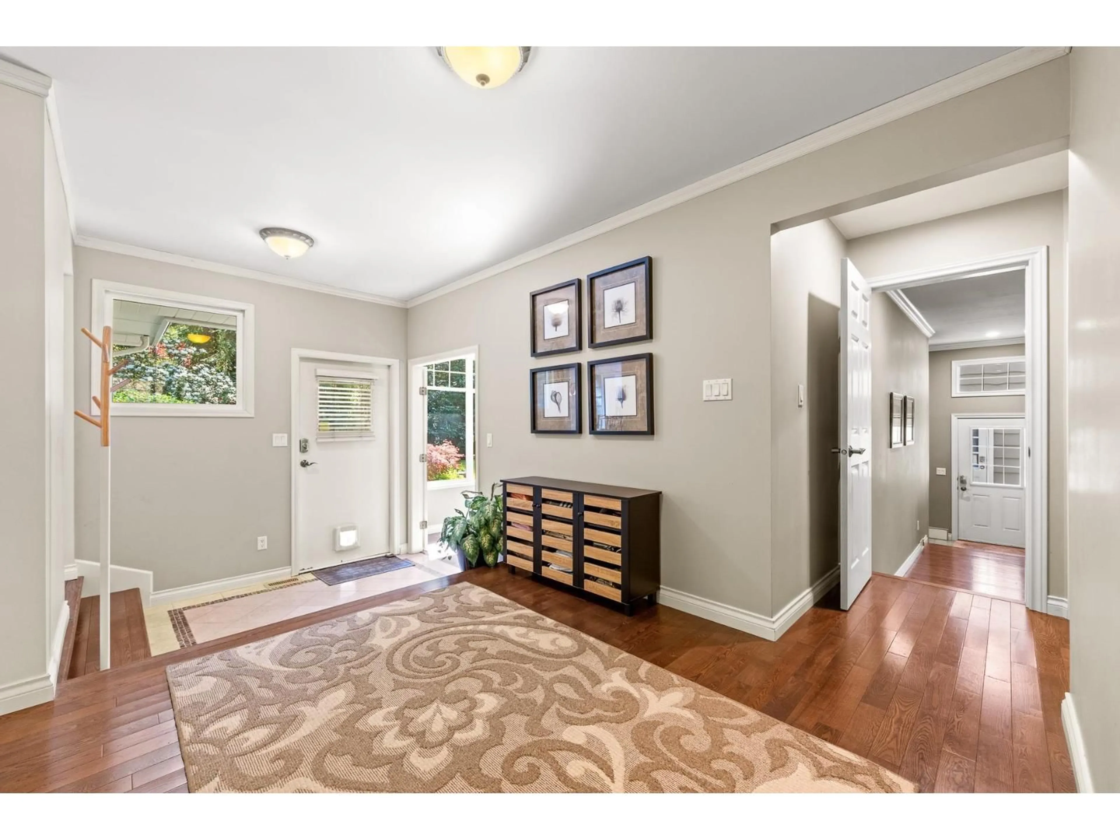 Indoor entryway for 13666 30 AVENUE, Surrey British Columbia V4P1T9