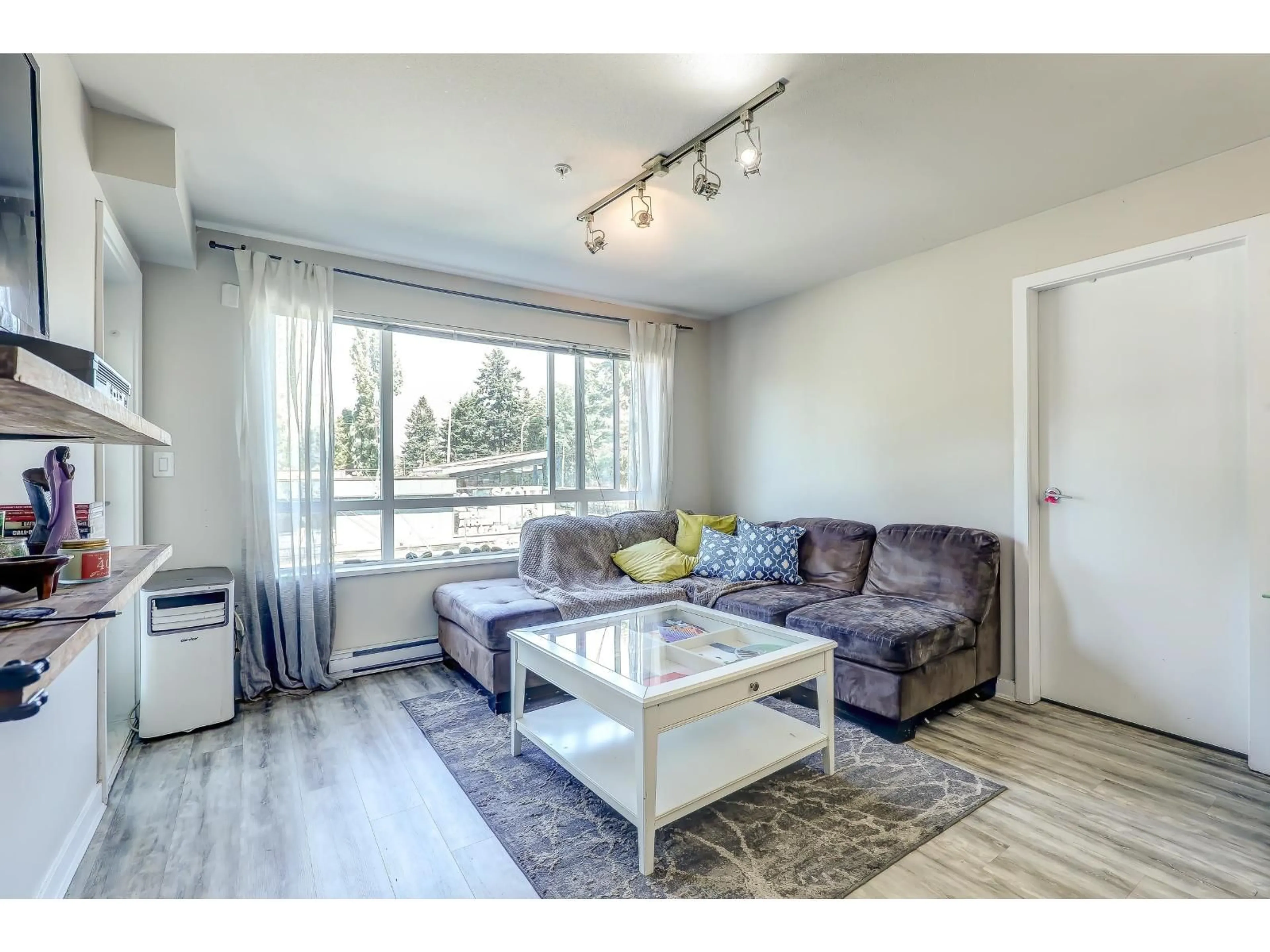 Living room with furniture, wood/laminate floor for 211 - 7511 120 STREET, Delta British Columbia V4C0C1