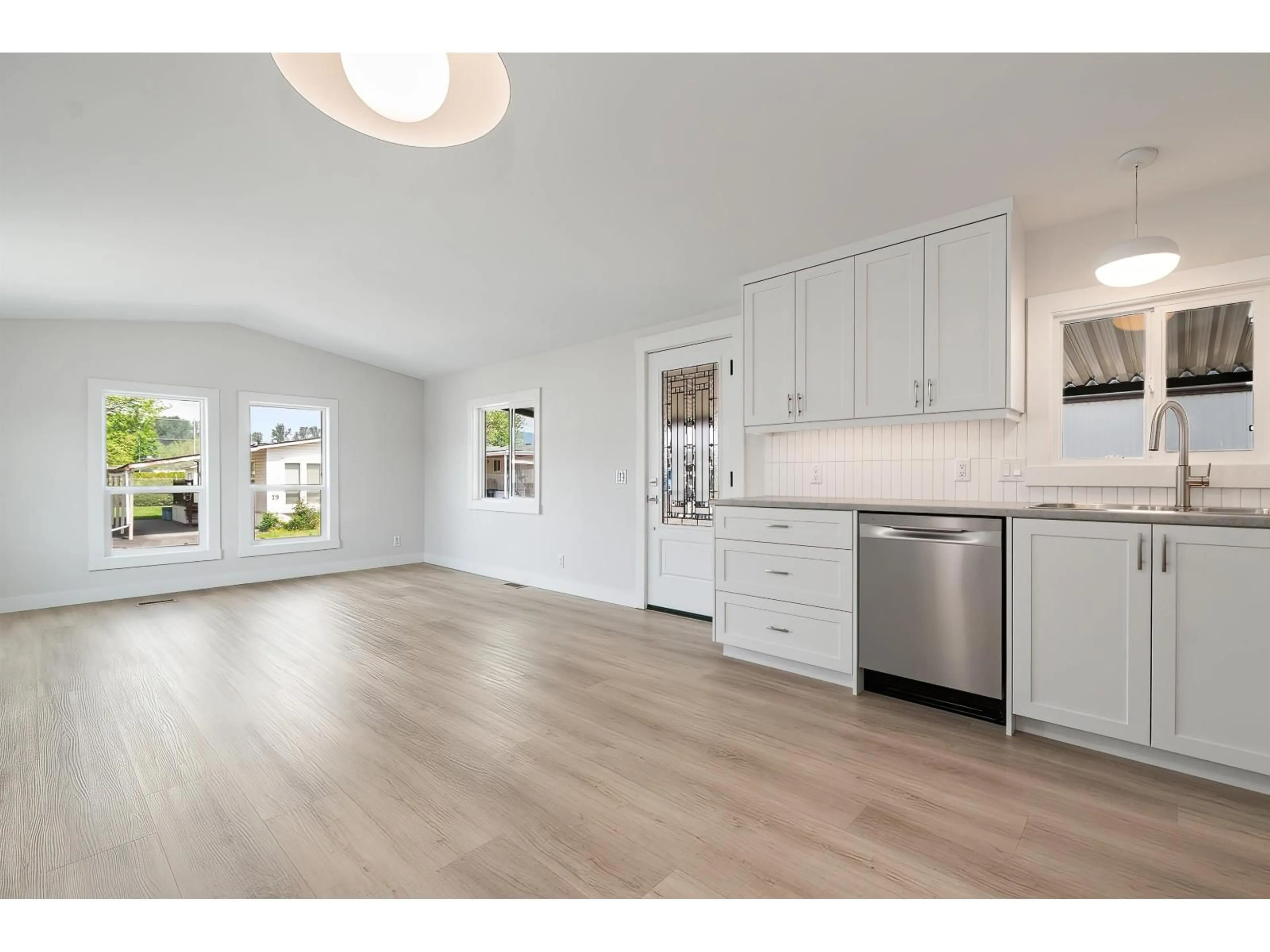 Open concept kitchen, wood/laminate floor for 39 - 9055 ASHWELL ROAD, Chilliwack British Columbia V2P7S6