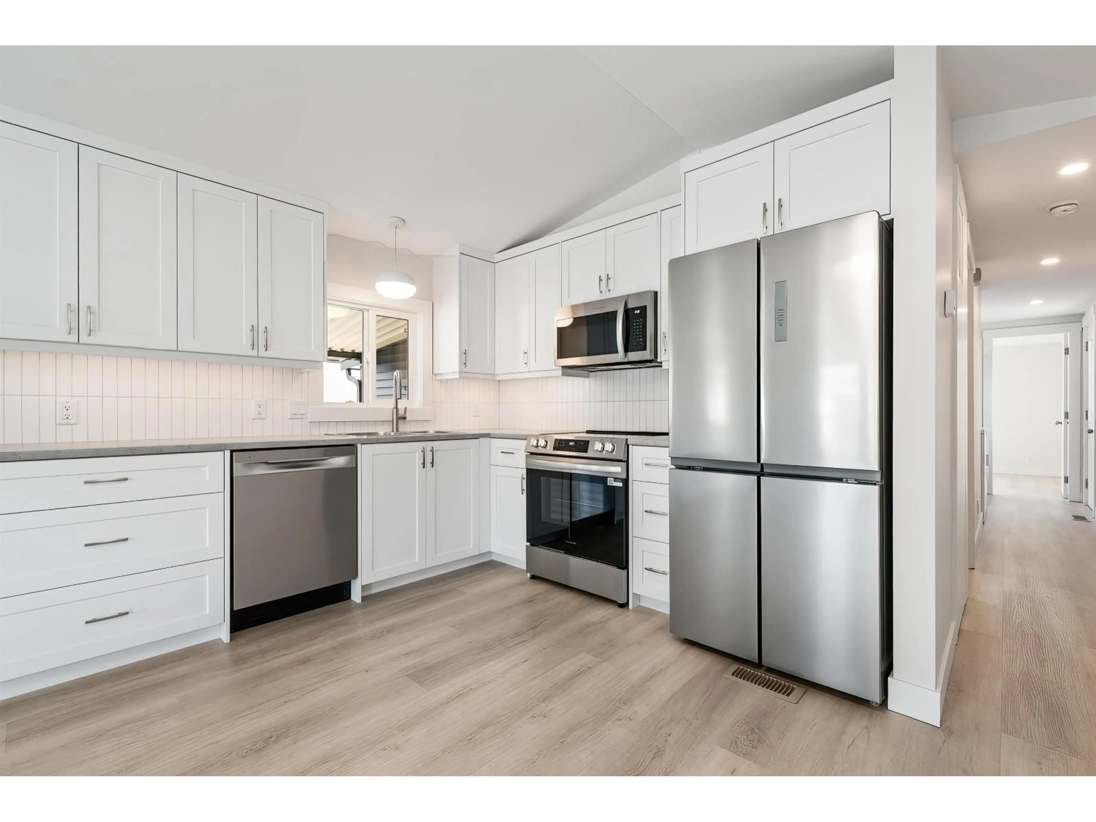 Open concept kitchen, wood/laminate floor for 39 - 9055 ASHWELL ROAD, Chilliwack British Columbia V2P7S6