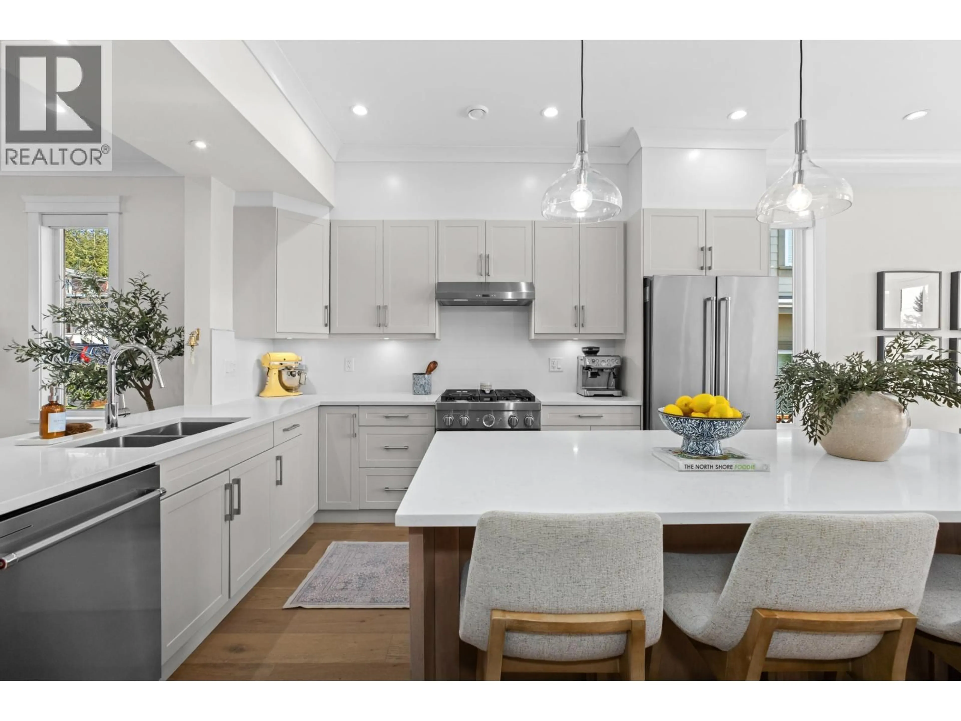 Open concept kitchen, ceramic/tile floor for 215 22ND STREET, North Vancouver British Columbia V7L3C5