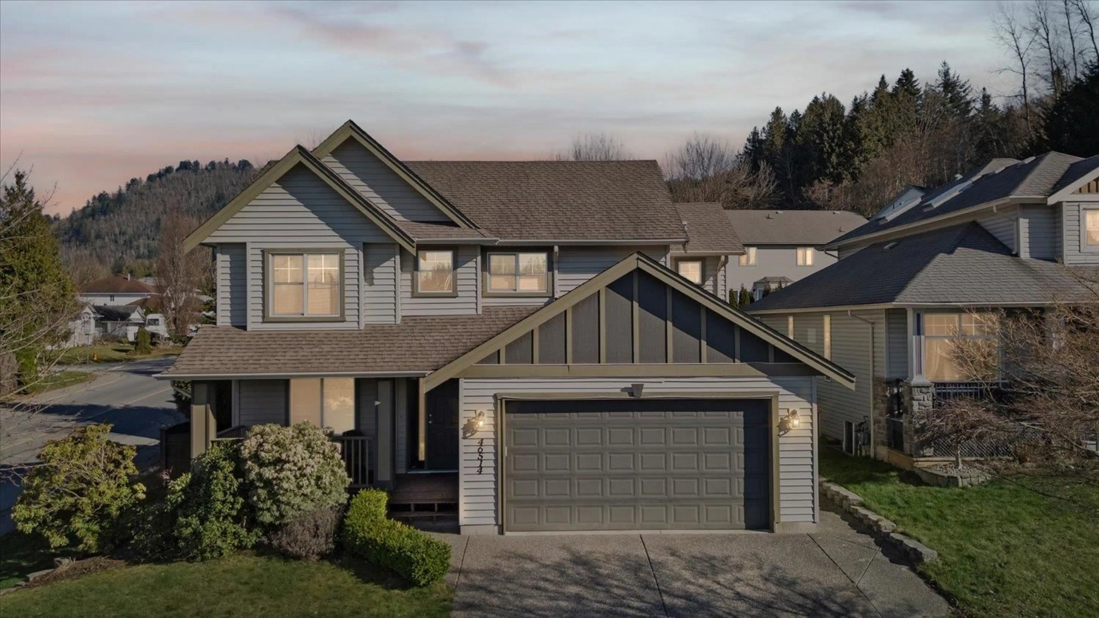 Home with vinyl exterior material, street for 46514 LEAR DRIVE, Chilliwack British Columbia V2R5P6