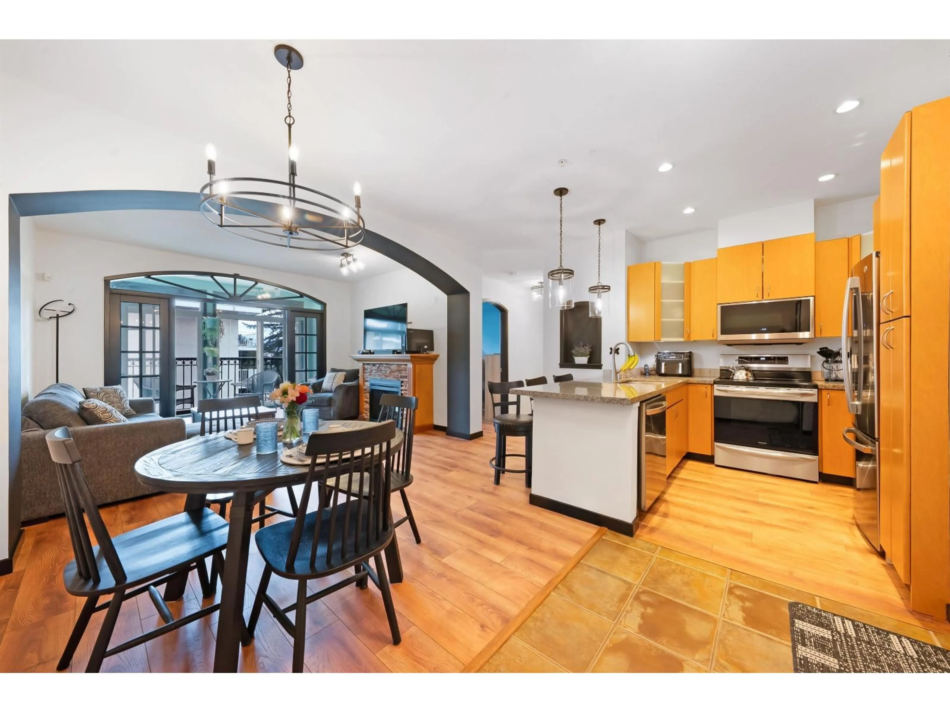 Open concept kitchen, unknown for 208 - 33485 SOUTH FRASER WAY, Abbotsford British Columbia V2S8P9