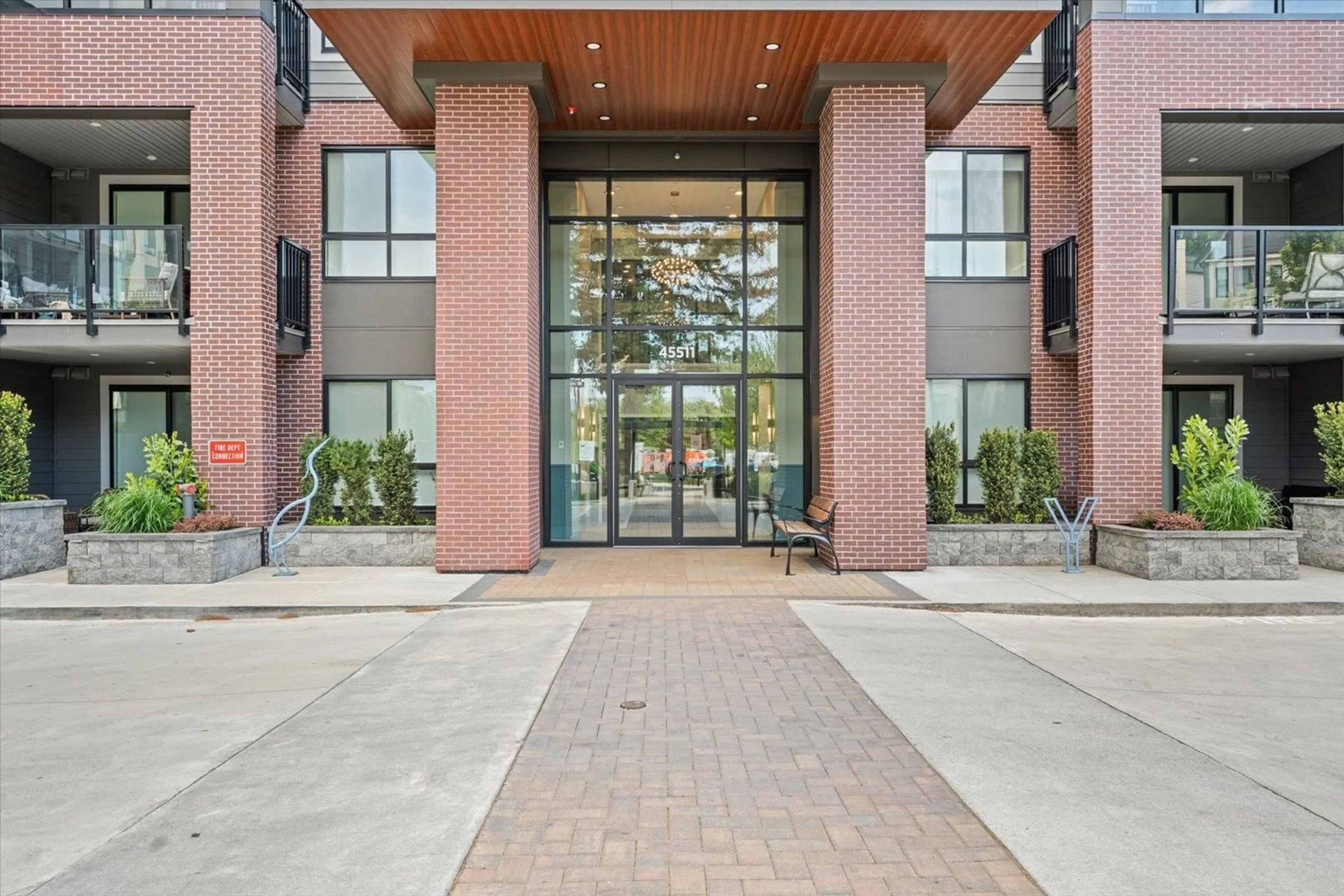 Indoor foyer for 202 - 45511 CAMPUS DRIVE, Chilliwack British Columbia V2R6K8