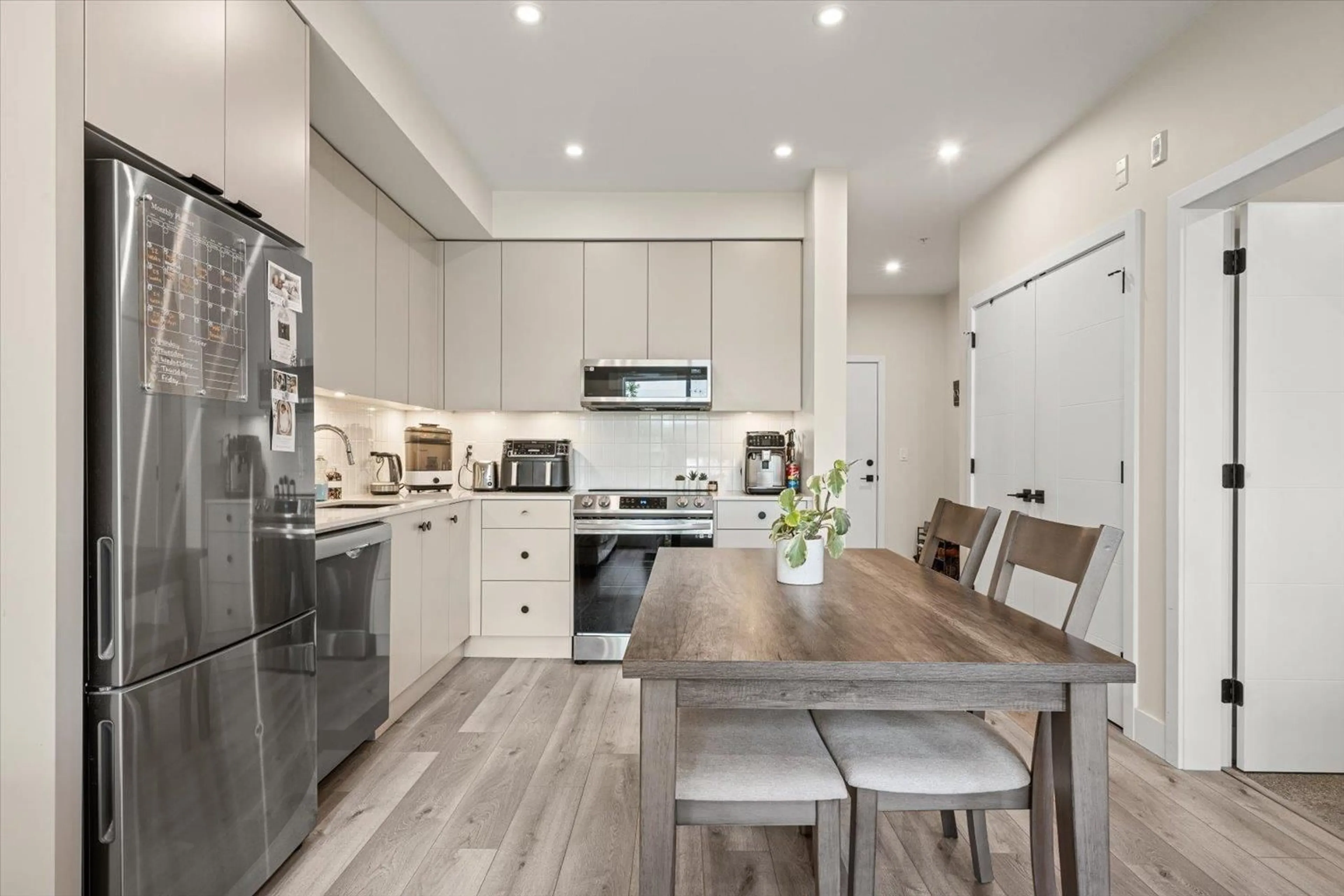 Open concept kitchen, wood/laminate floor for 202 - 45511 CAMPUS DRIVE, Chilliwack British Columbia V2R6K8
