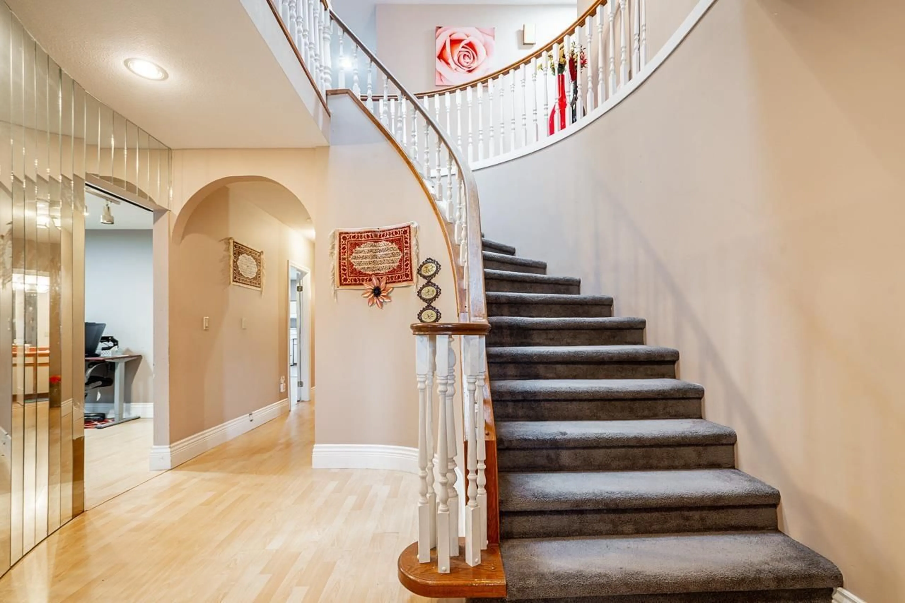 Indoor foyer for 12276 75A AVENUE, Surrey British Columbia V3W9P6