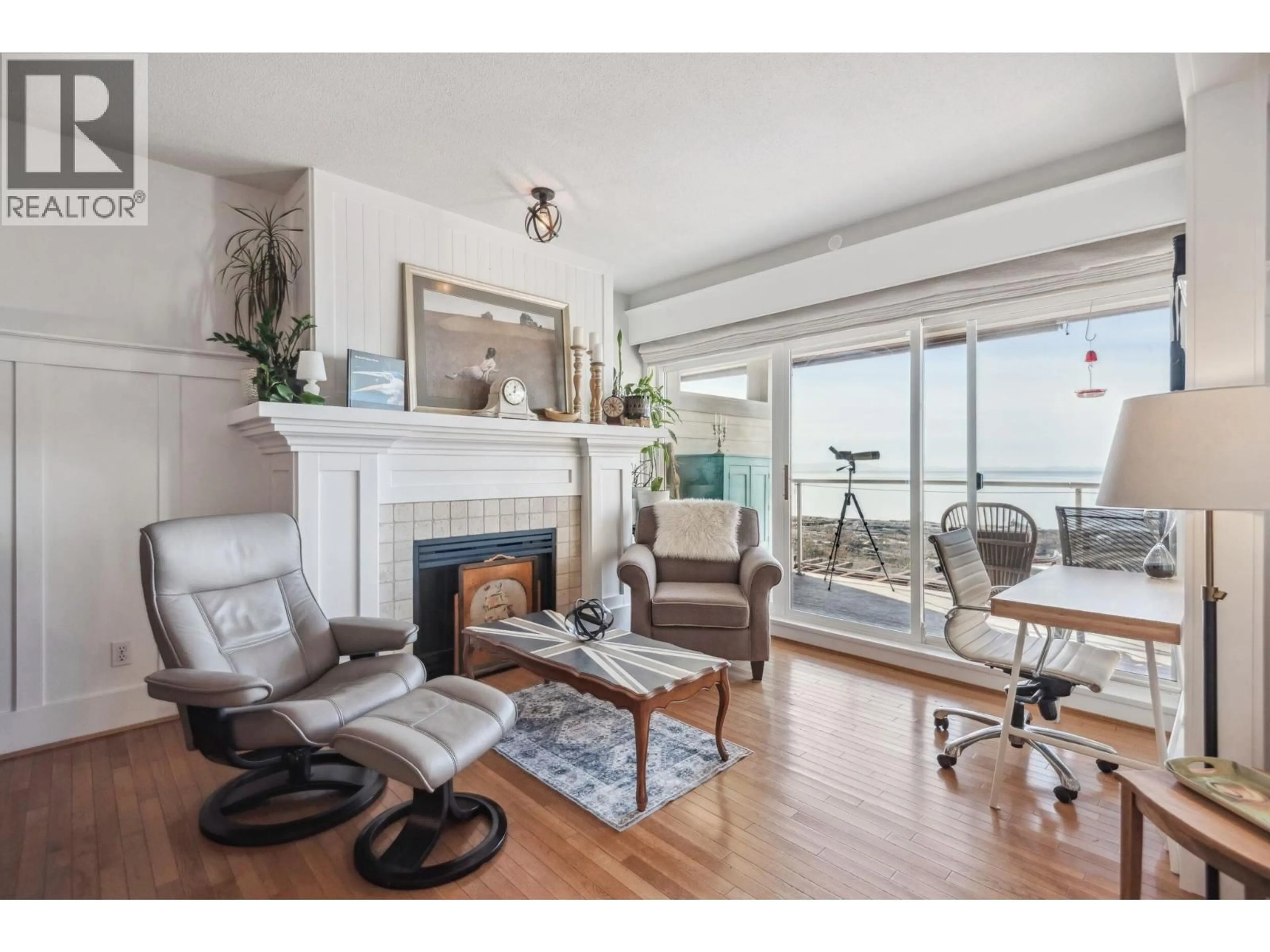 Living room with furniture, wood/laminate floor for 210 - 1120 TSATSU SHORES DRIVE, Tsawwassen British Columbia V4M4G3