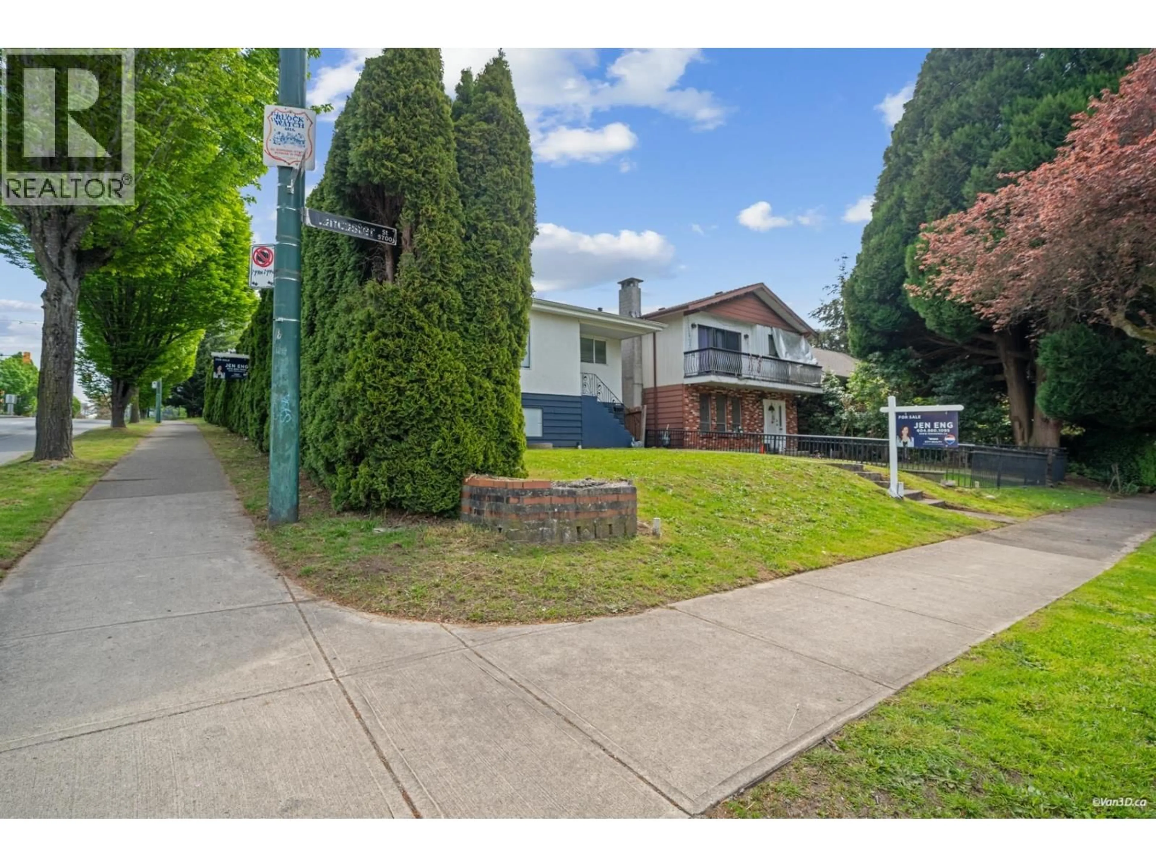 A pic from outside/outdoor area/front of a property/back of a property/a pic from drone, street for 5702 LANCASTER STREET, Vancouver British Columbia V5R4A7