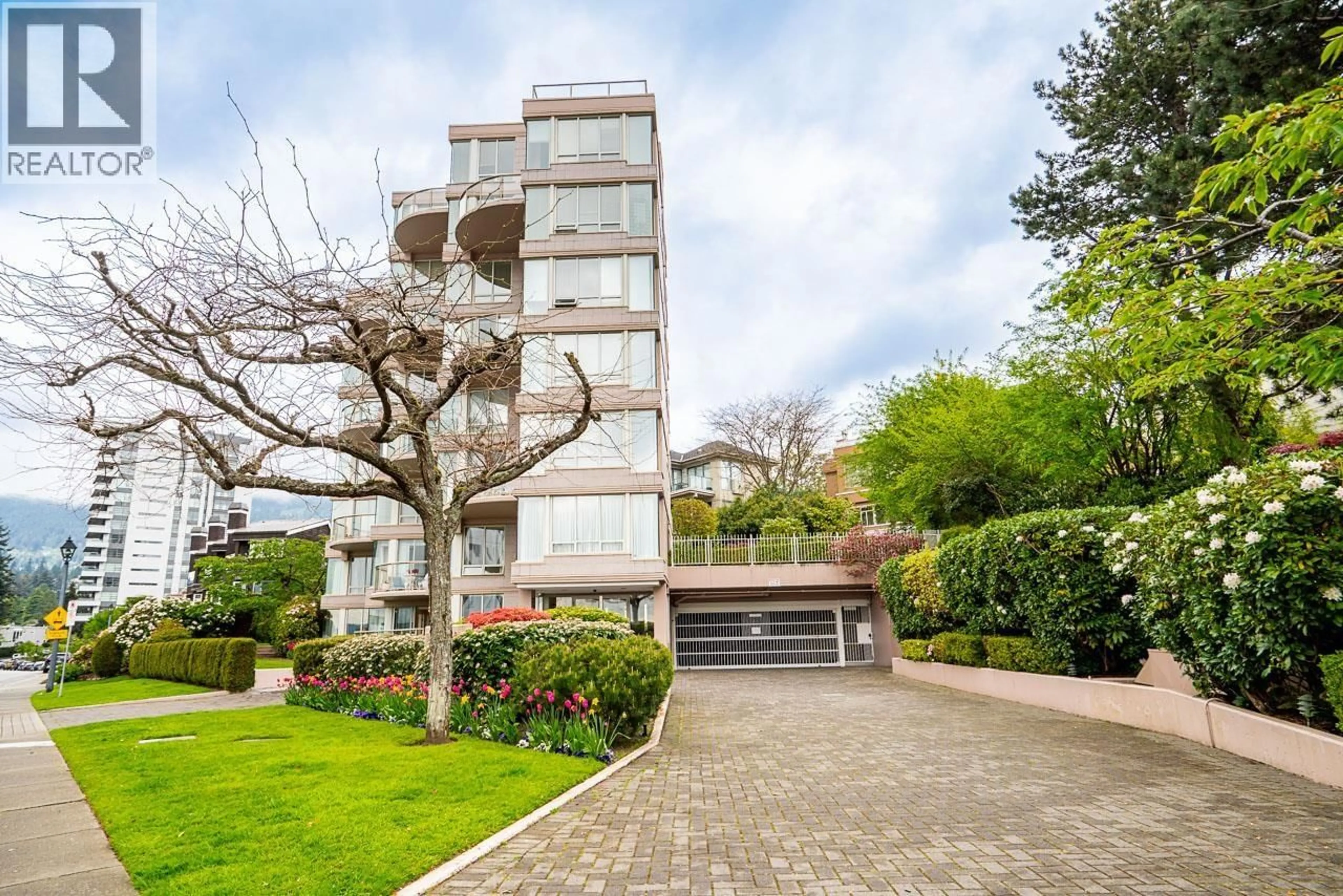 A pic from outside/outdoor area/front of a property/back of a property/a pic from drone, street for 1 - 2243 BELLEVUE AVENUE, West Vancouver British Columbia V7V1C5