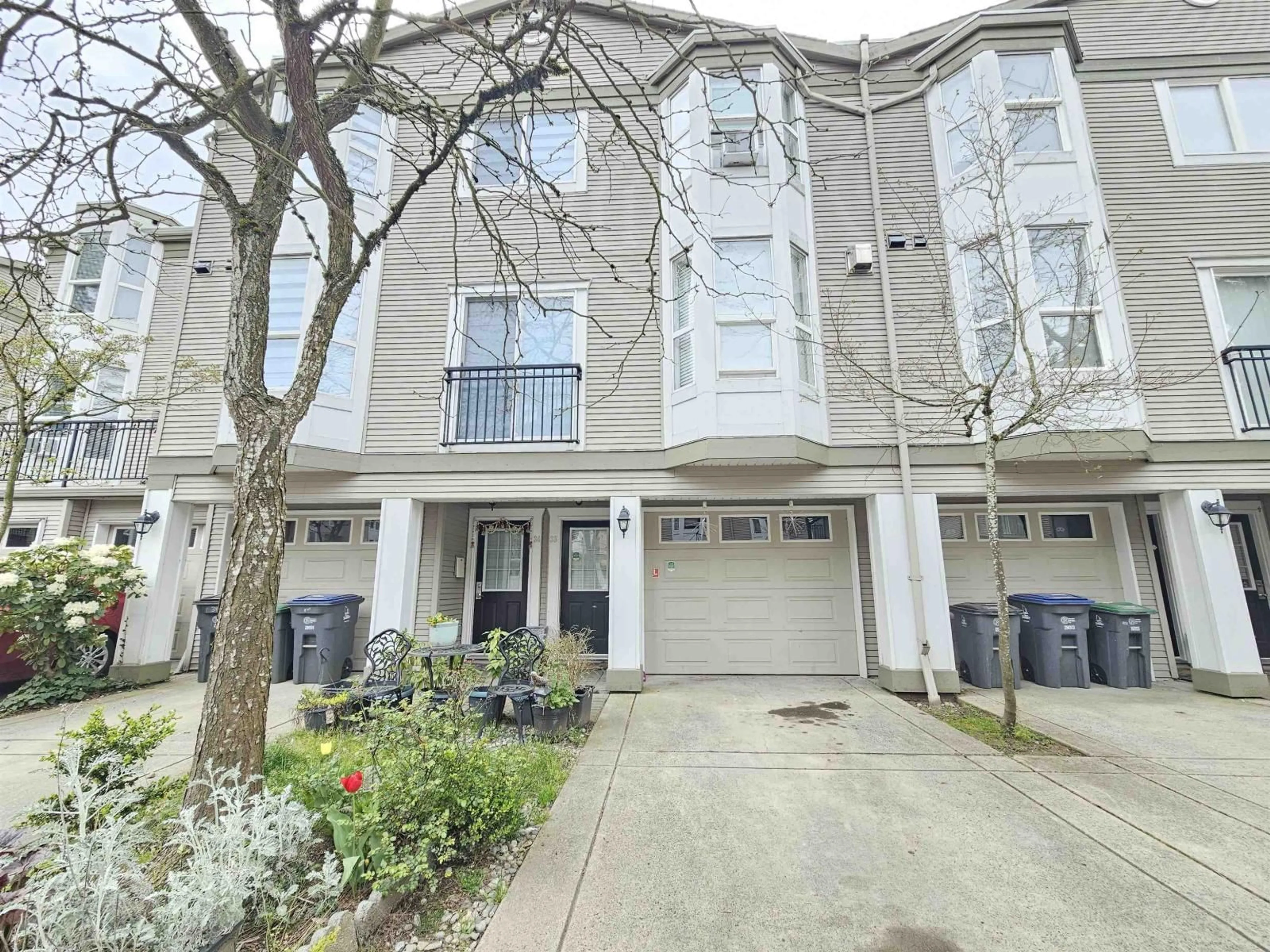 A pic from outside/outdoor area/front of a property/back of a property/a pic from drone, street for 33 - 9559 130A STREET, Surrey British Columbia V3V5N9