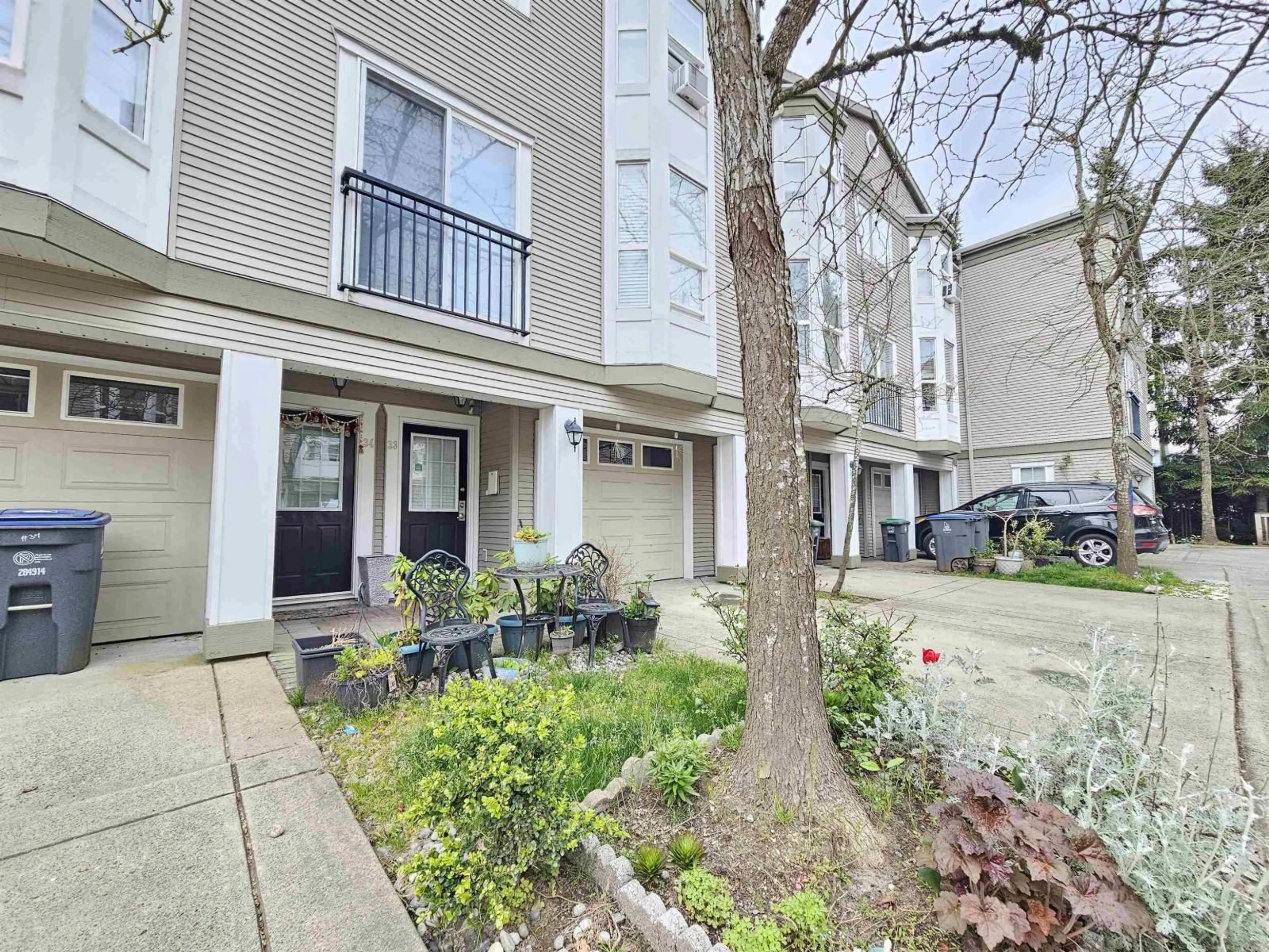 Patio, street for 33 - 9559 130A STREET, Surrey British Columbia V3V5N9