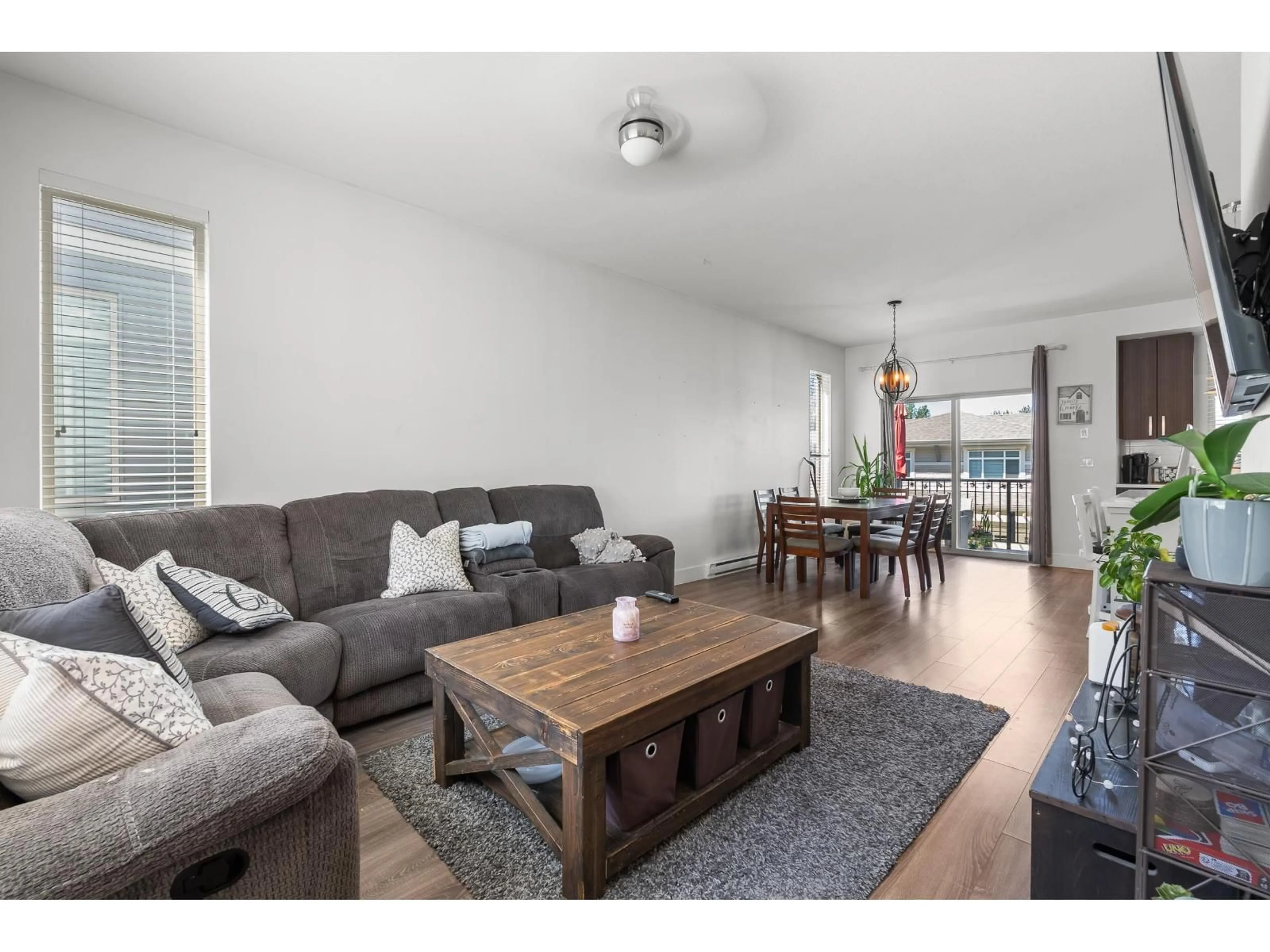 Living room with furniture, wood/laminate floor for 29 - 34230 ELMWOOD DRIVE, Abbotsford British Columbia V2S0J1
