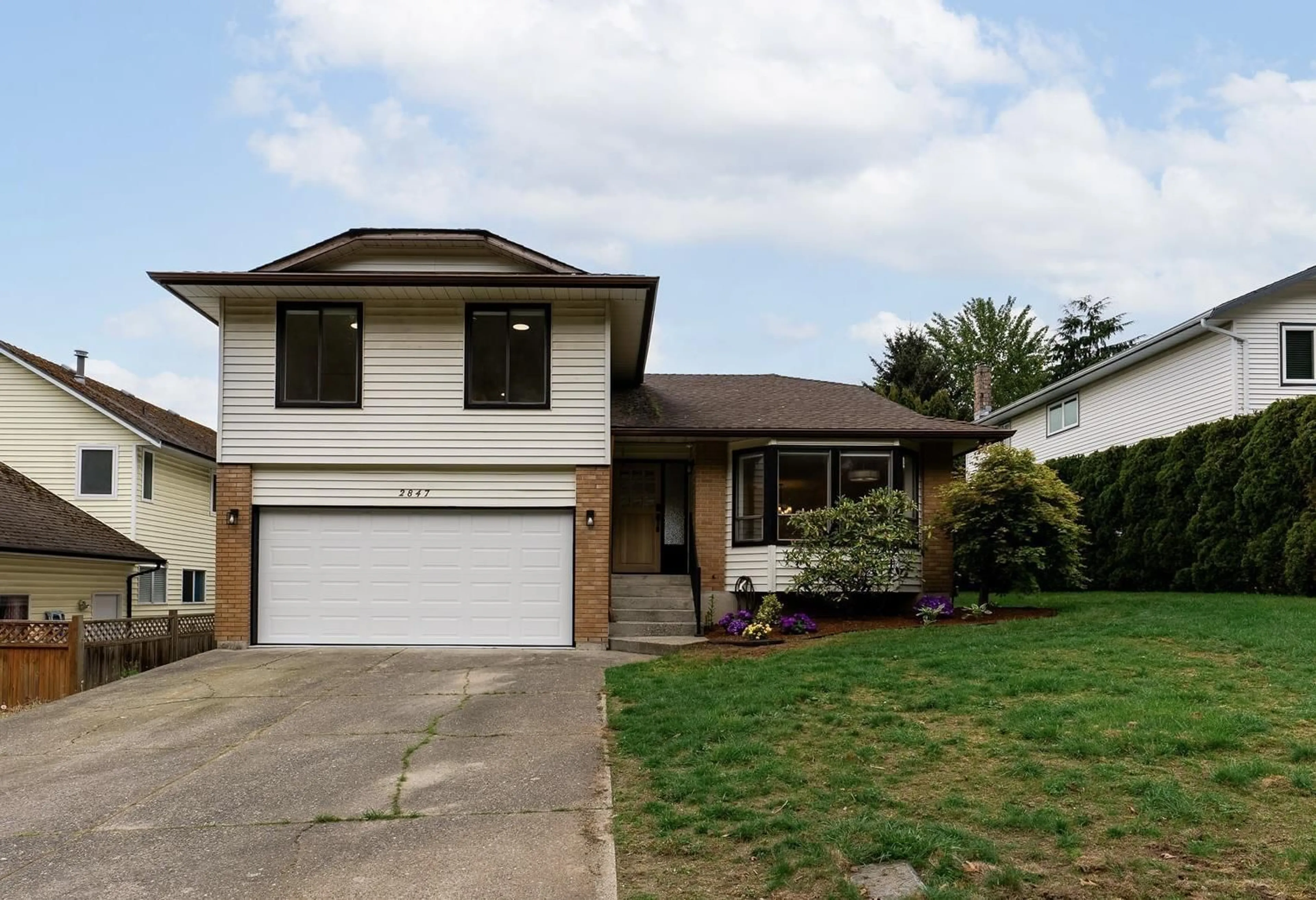 Home with vinyl exterior material, street for 2847 GLENSHIEL DRIVE, Abbotsford British Columbia V3G1G7
