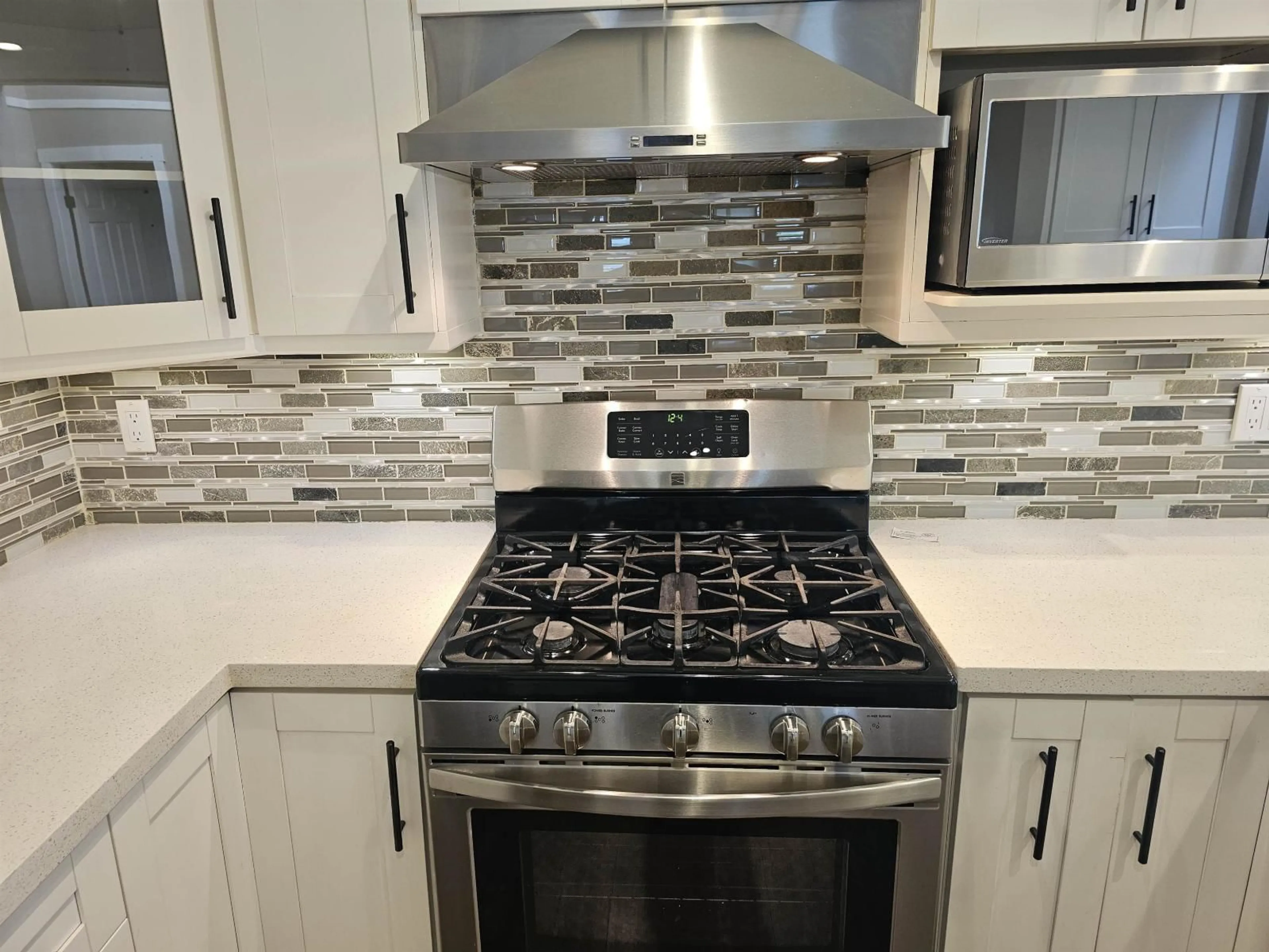 Contemporary kitchen, ceramic/tile floor for 22 - 2989 TRAFALGAR STREET, Abbotsford British Columbia V2S7X9