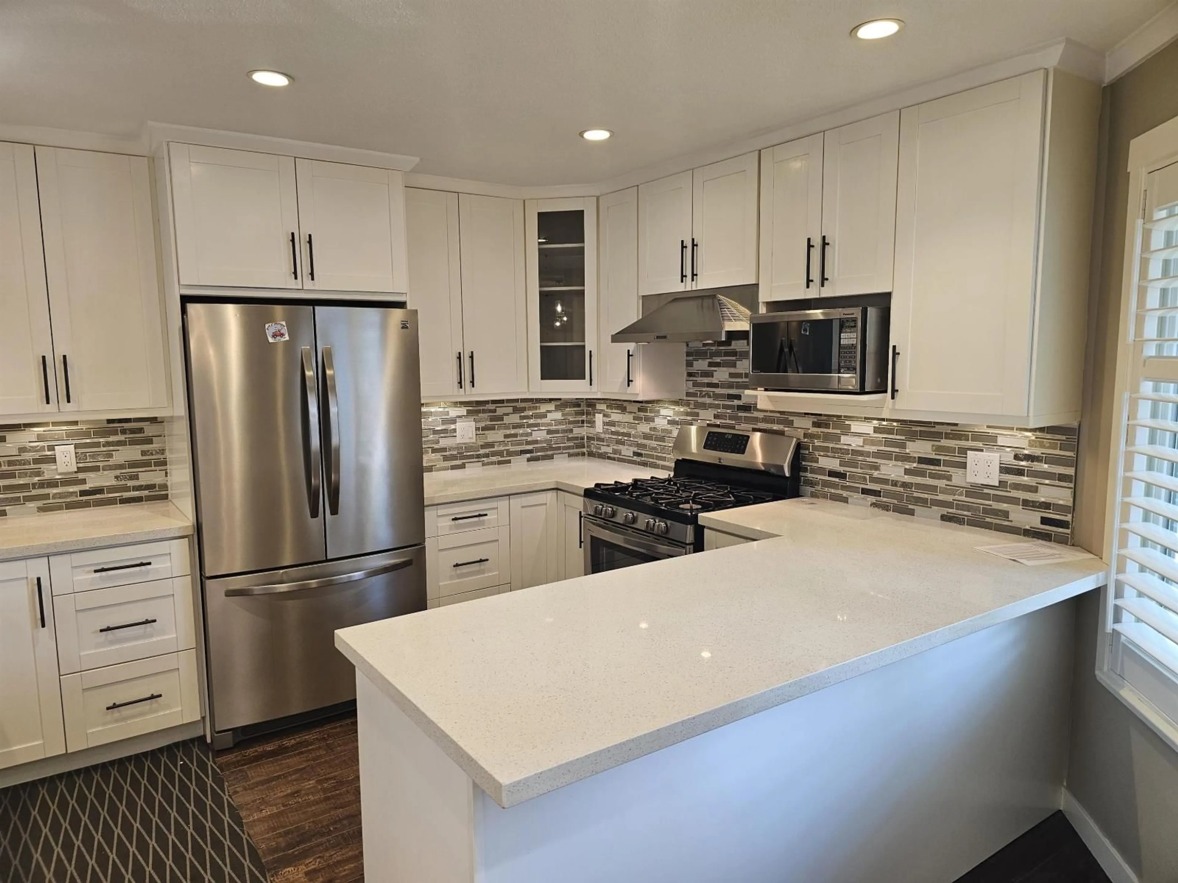 Contemporary kitchen, ceramic/tile floor for 22 - 2989 TRAFALGAR STREET, Abbotsford British Columbia V2S7X9
