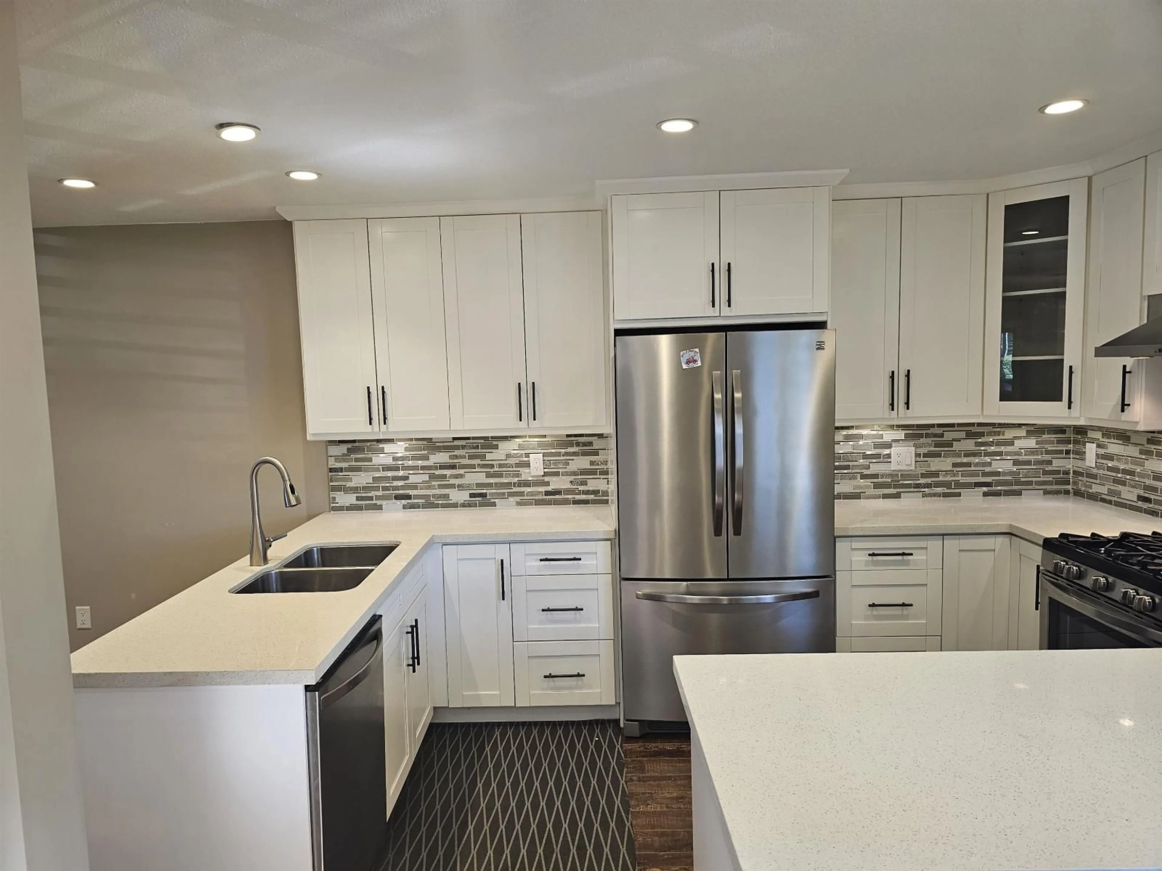 Contemporary kitchen, ceramic/tile floor for 22 - 2989 TRAFALGAR STREET, Abbotsford British Columbia V2S7X9