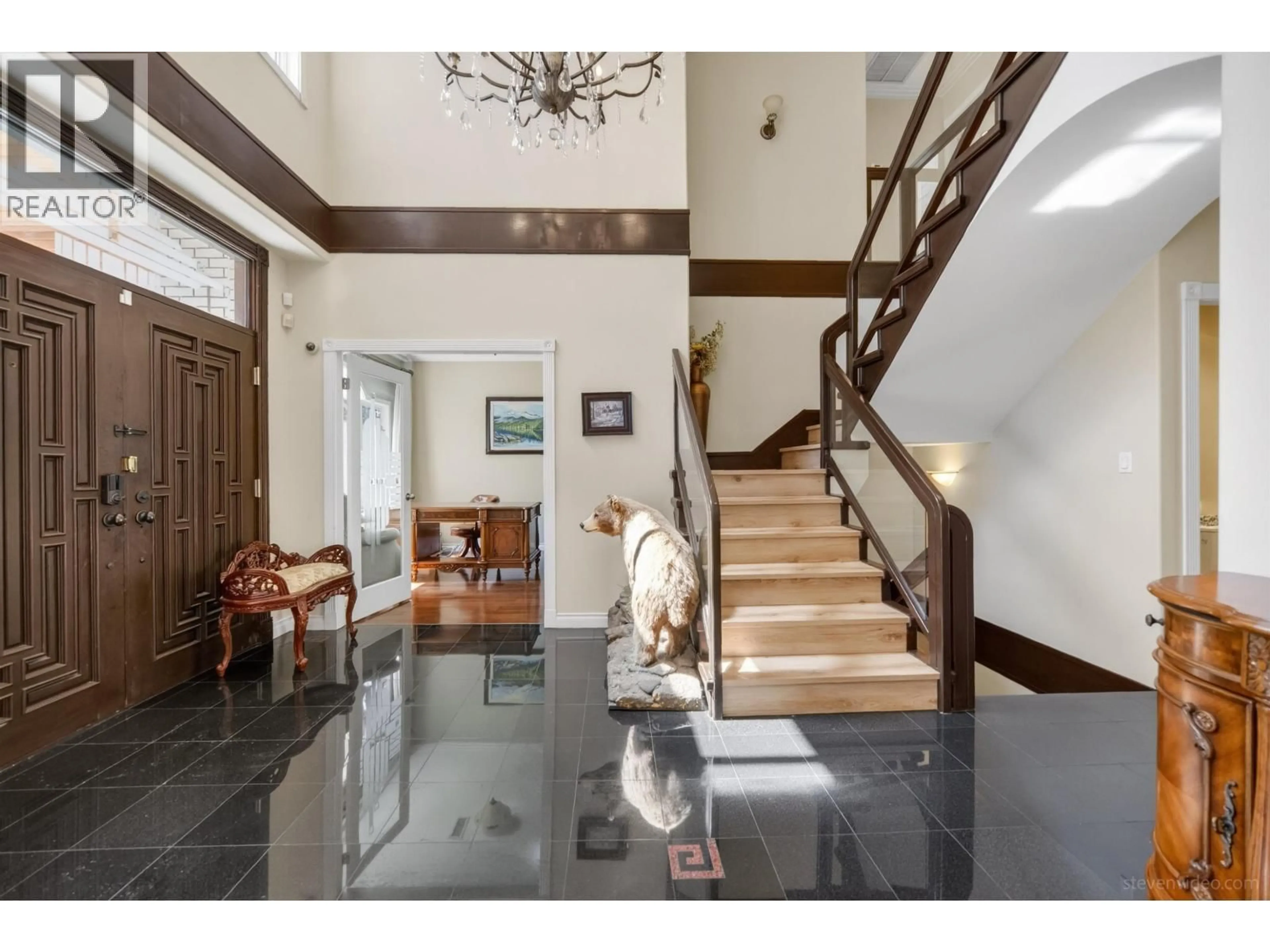 Indoor foyer for 2407 18TH AVENUE, Vancouver British Columbia V6L1A9