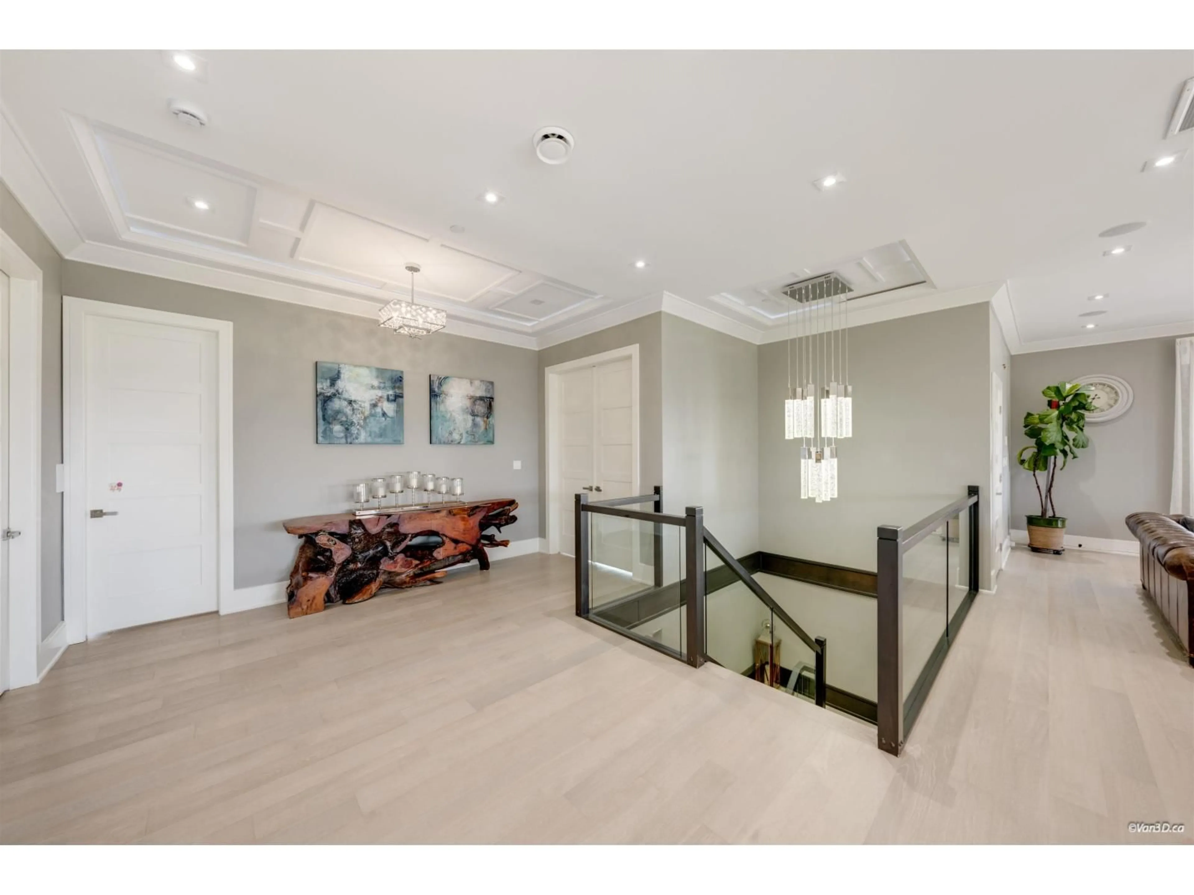 Indoor foyer for 15482 PACIFIC AVENUE, White Rock British Columbia V4B1R7
