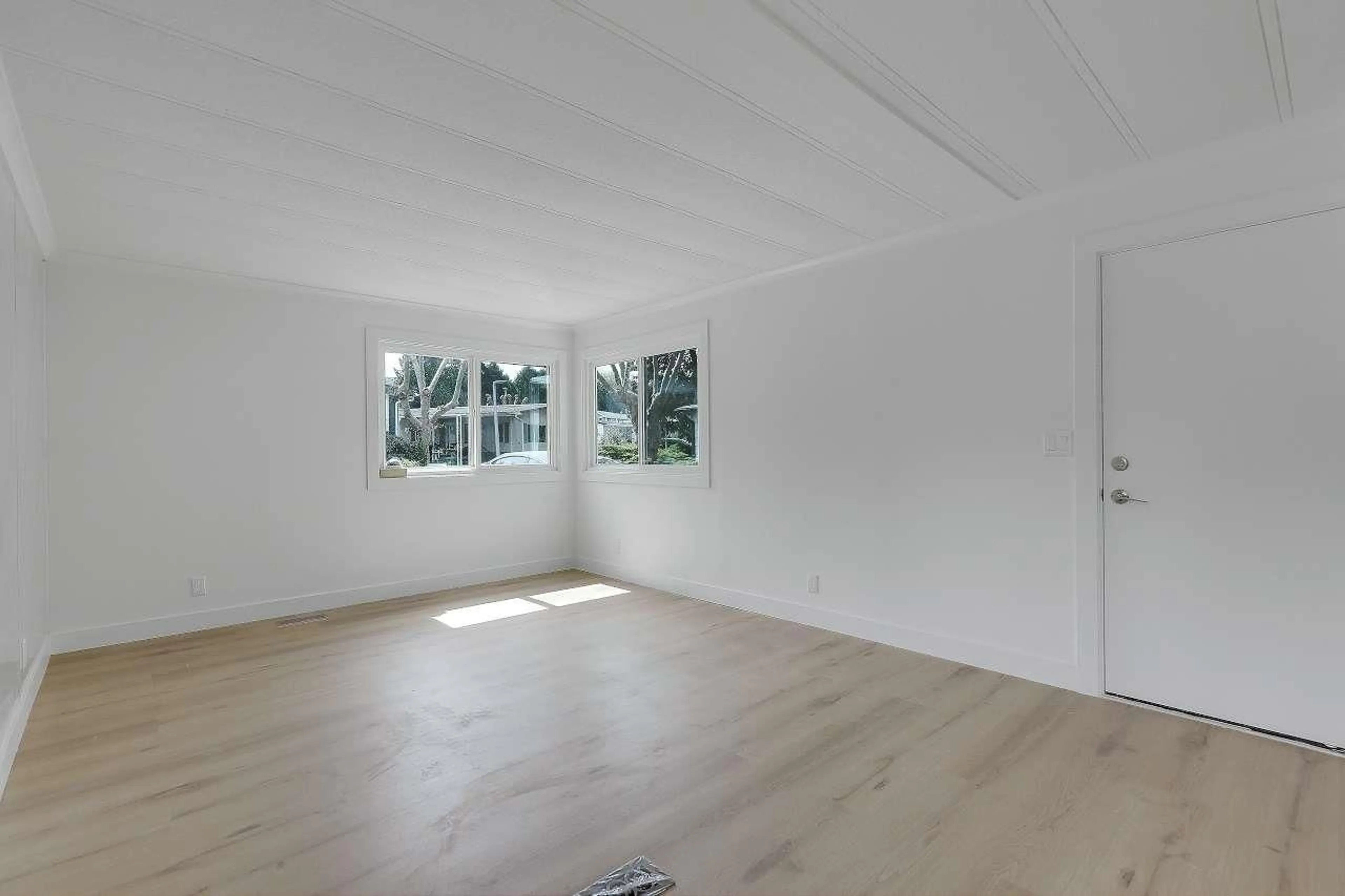 A pic of a room for 77 - 8220 KING GEORGE BOULEVARD, Surrey British Columbia V3W6E1