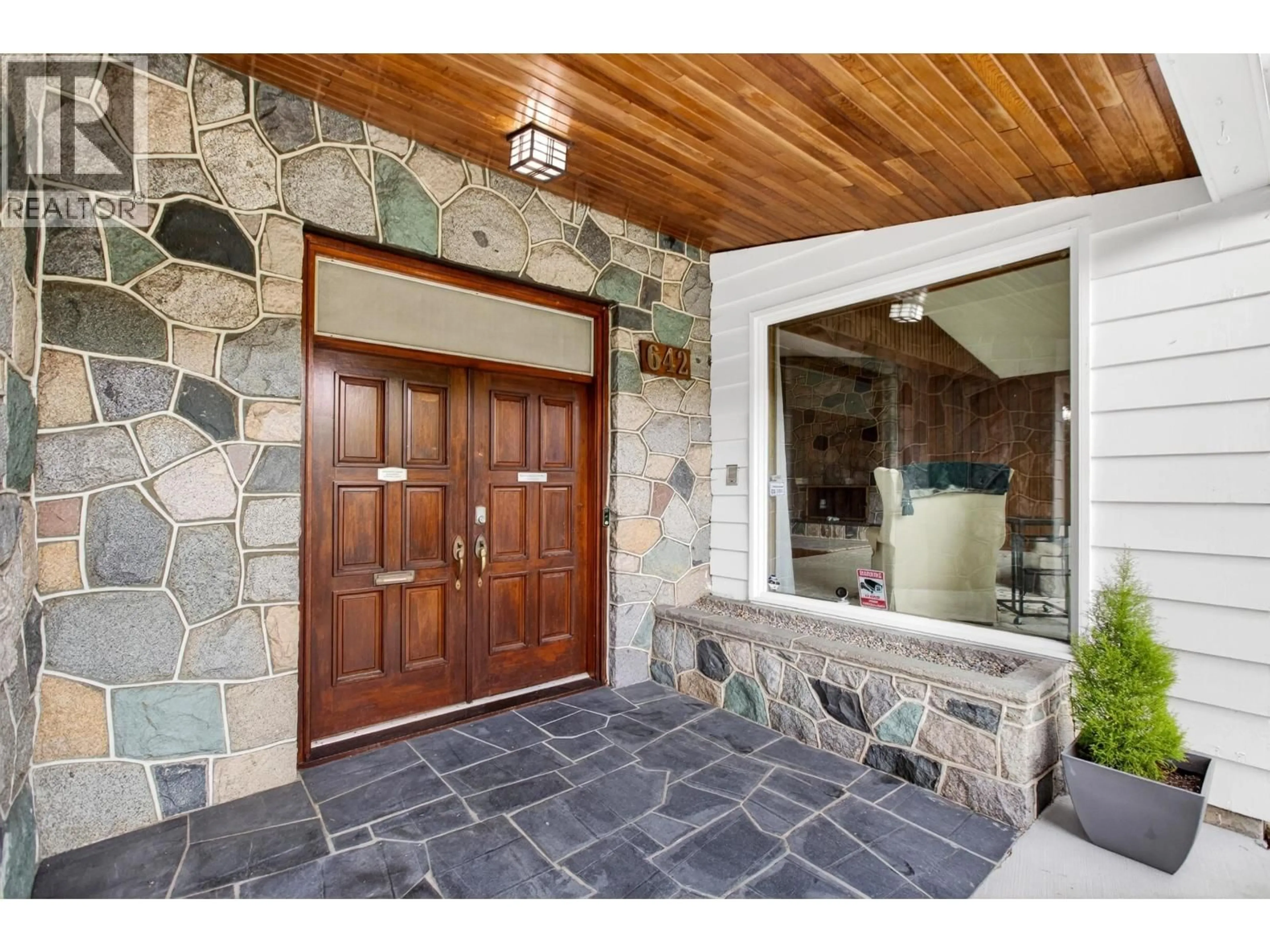 Indoor entryway for 642 53RD AVENUE, Vancouver British Columbia V6P1K3