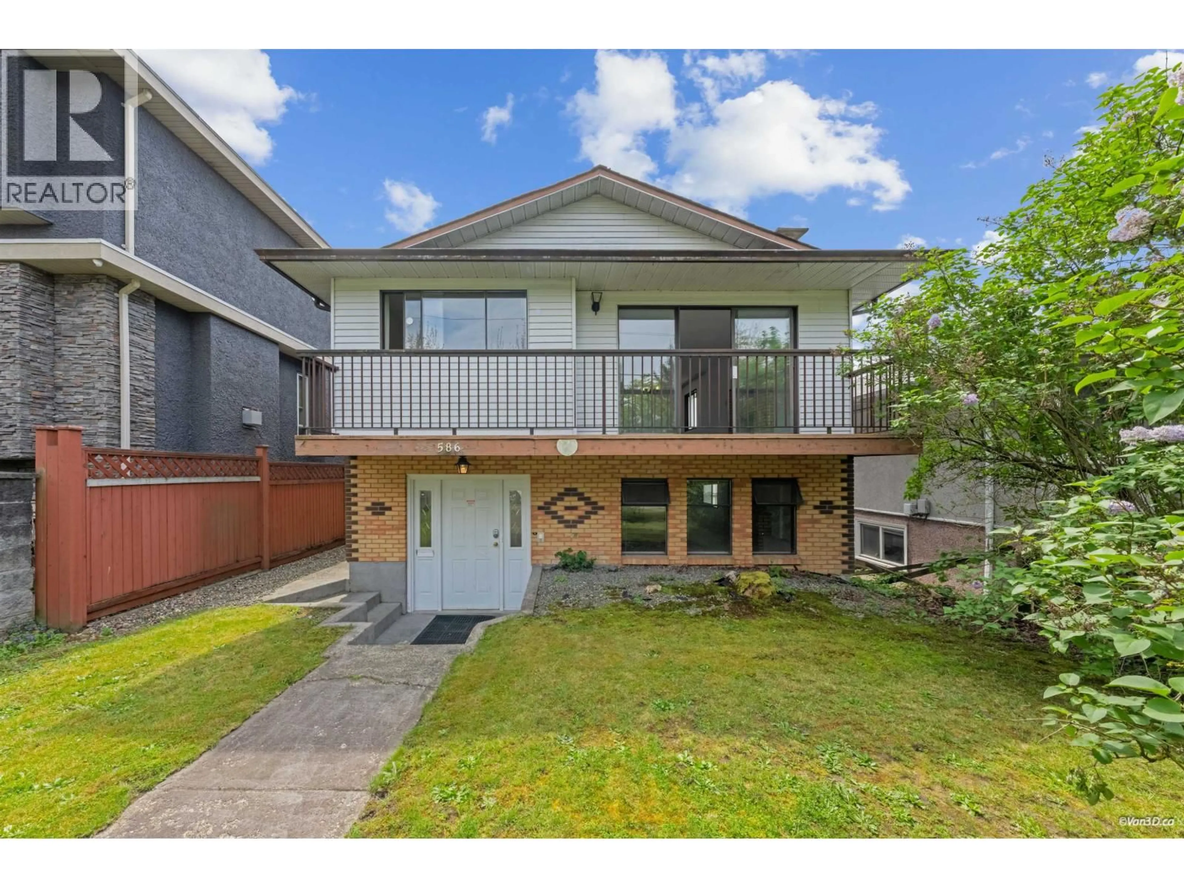 A pic from outside/outdoor area/front of a property/back of a property/a pic from drone, street for 586 59TH AVENUE, Vancouver British Columbia V5X1Y3