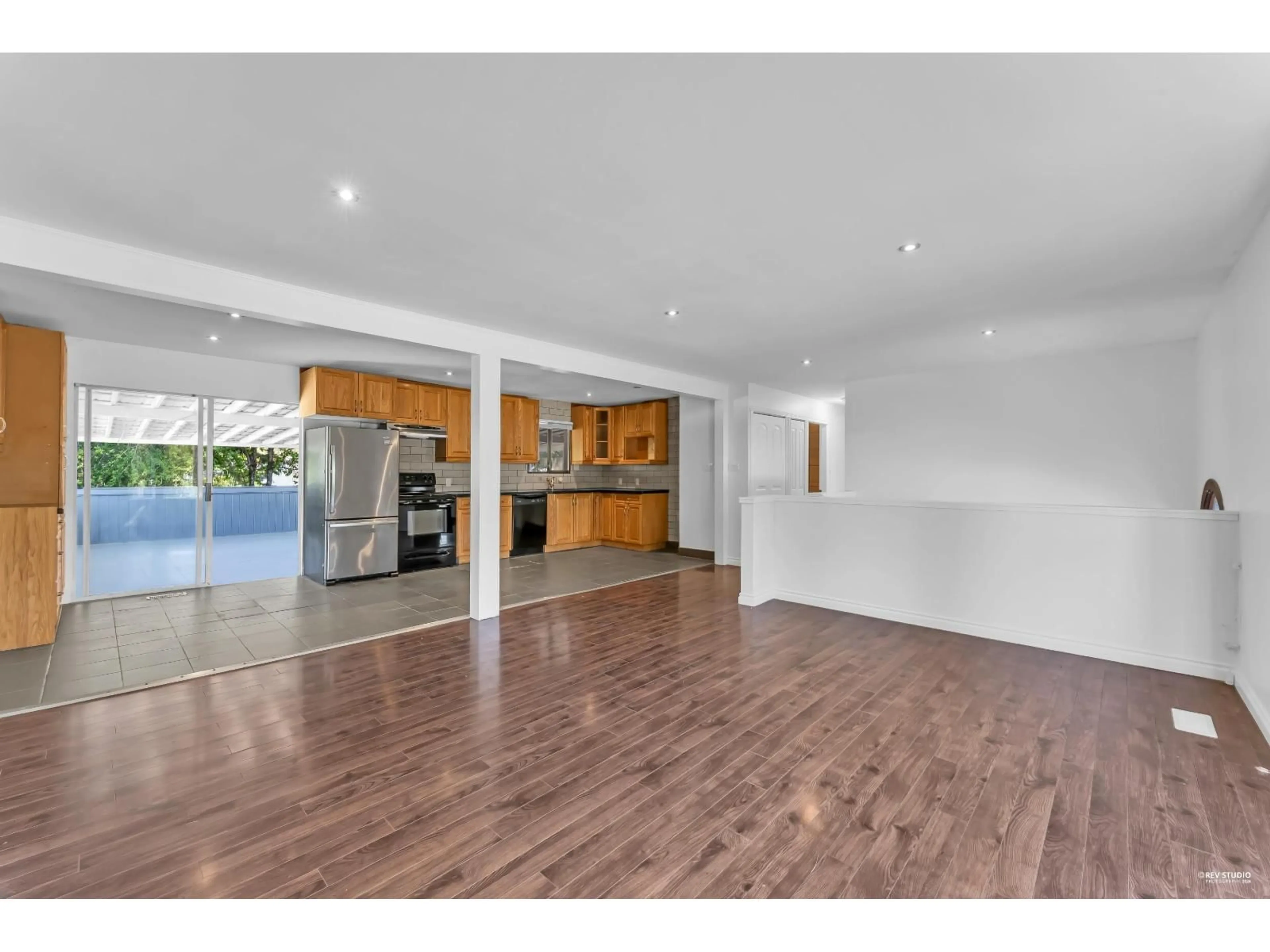 Open concept kitchen, wood/laminate floor for 26747 32 AVENUE, Langley British Columbia V4W3G4