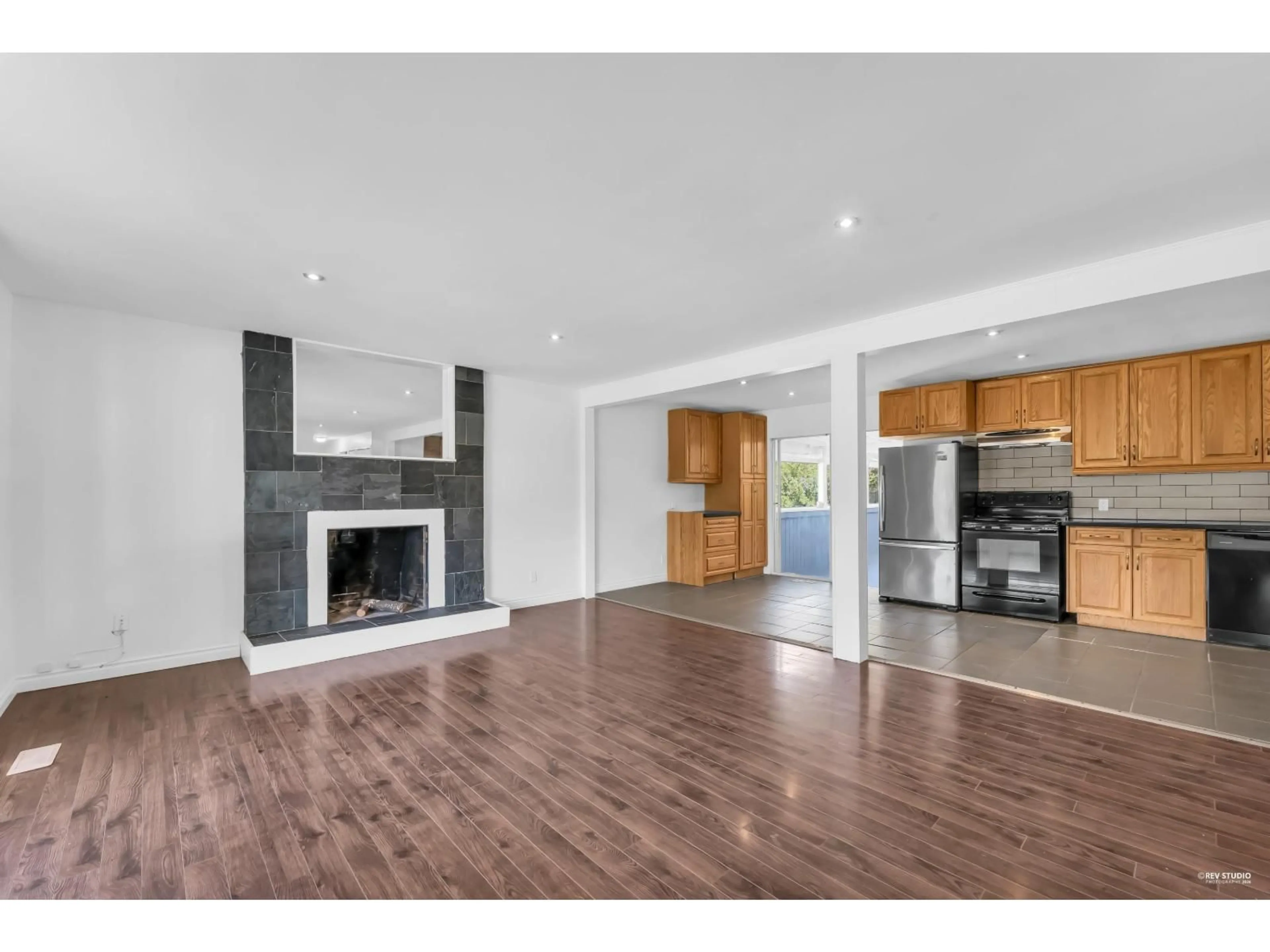 Open concept kitchen, wood/laminate floor for 26747 32 AVENUE, Langley British Columbia V4W3G4