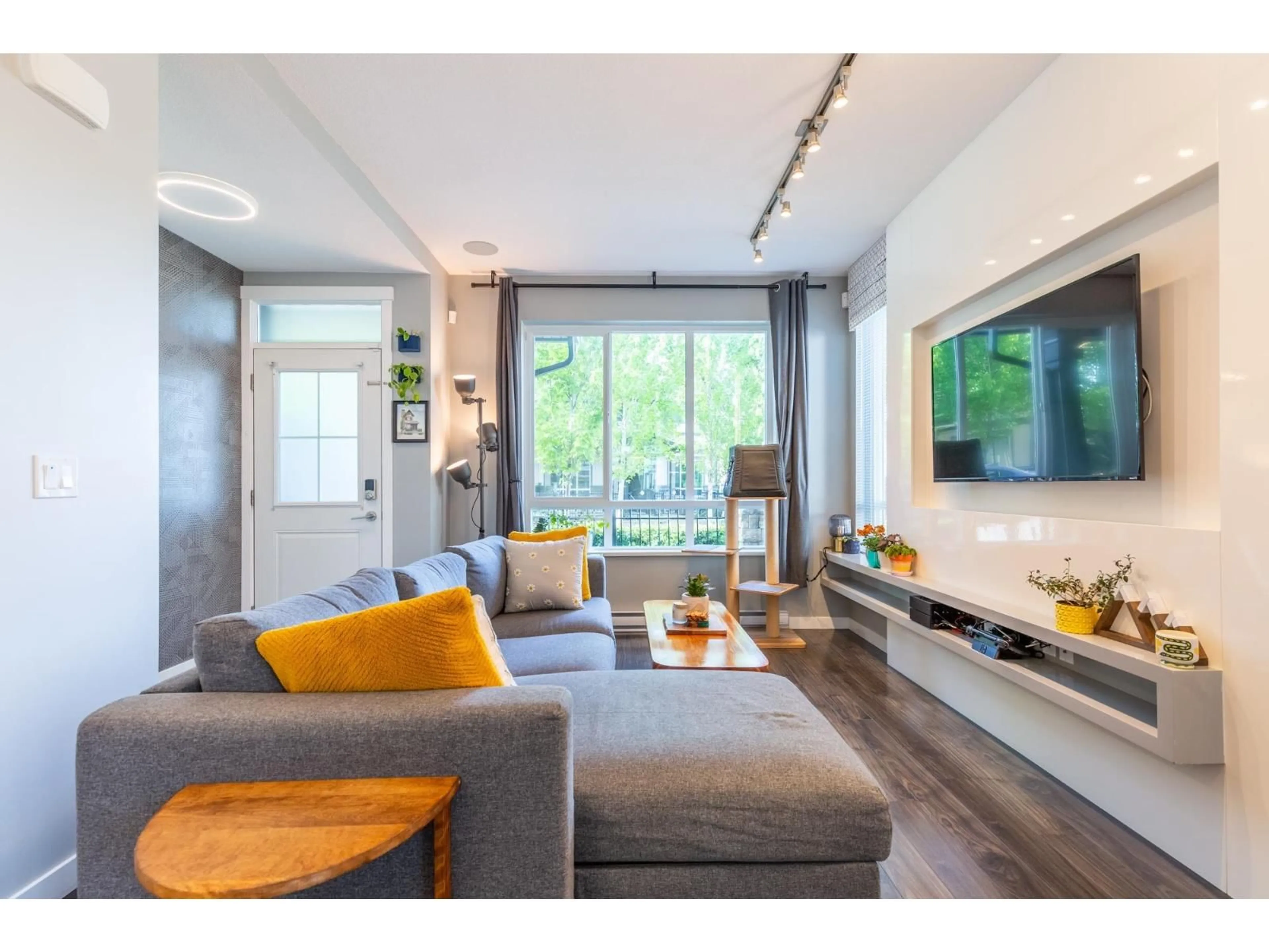 Living room with furniture, wood/laminate floor for 6 - 30930 WESTRIDGE PLACE, Abbotsford British Columbia V2T0H6