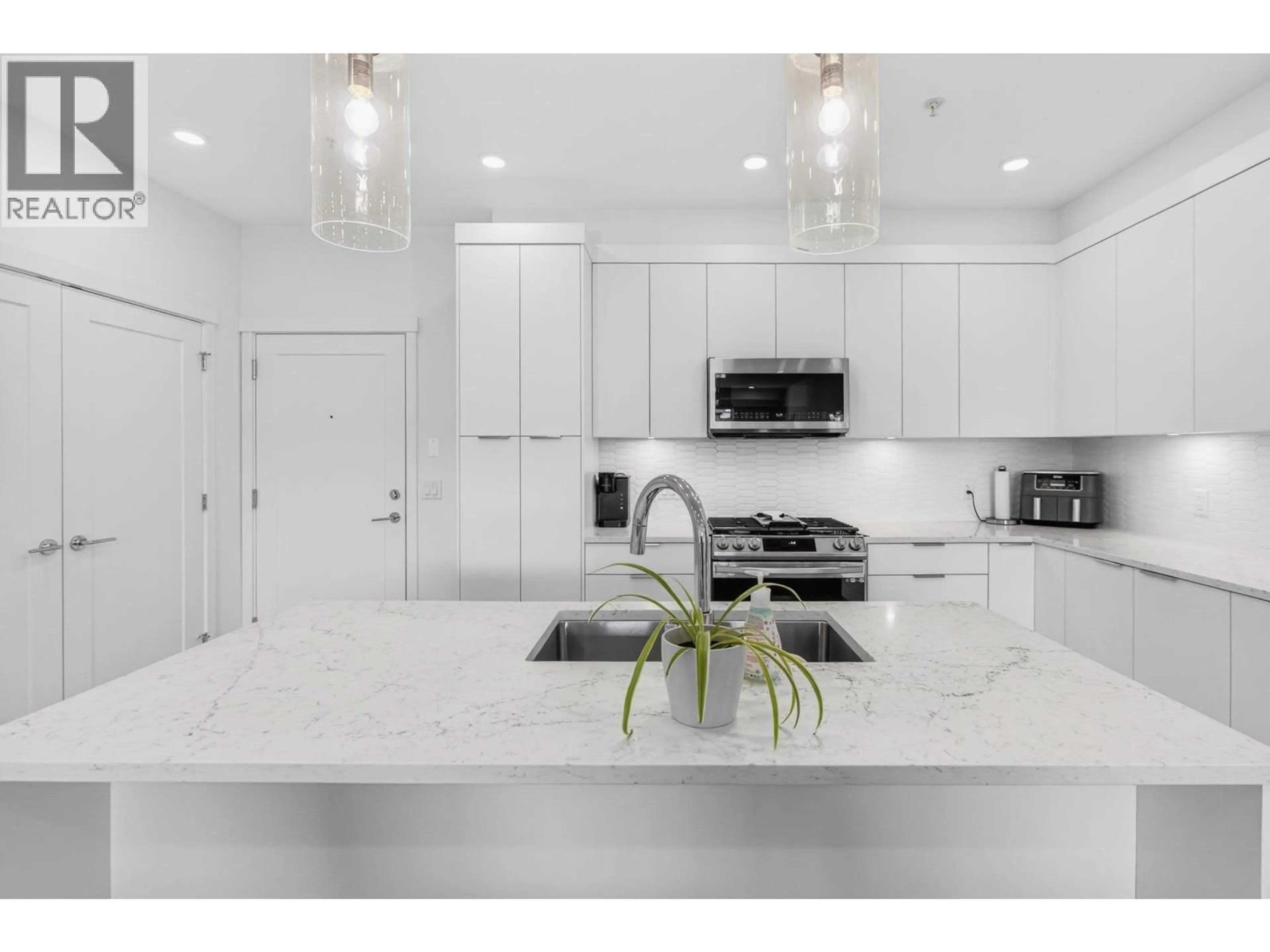 Open concept kitchen, ceramic/tile floor for 503 - 22633 SELKIRK AVENUE, Maple Ridge British Columbia V2X1C7