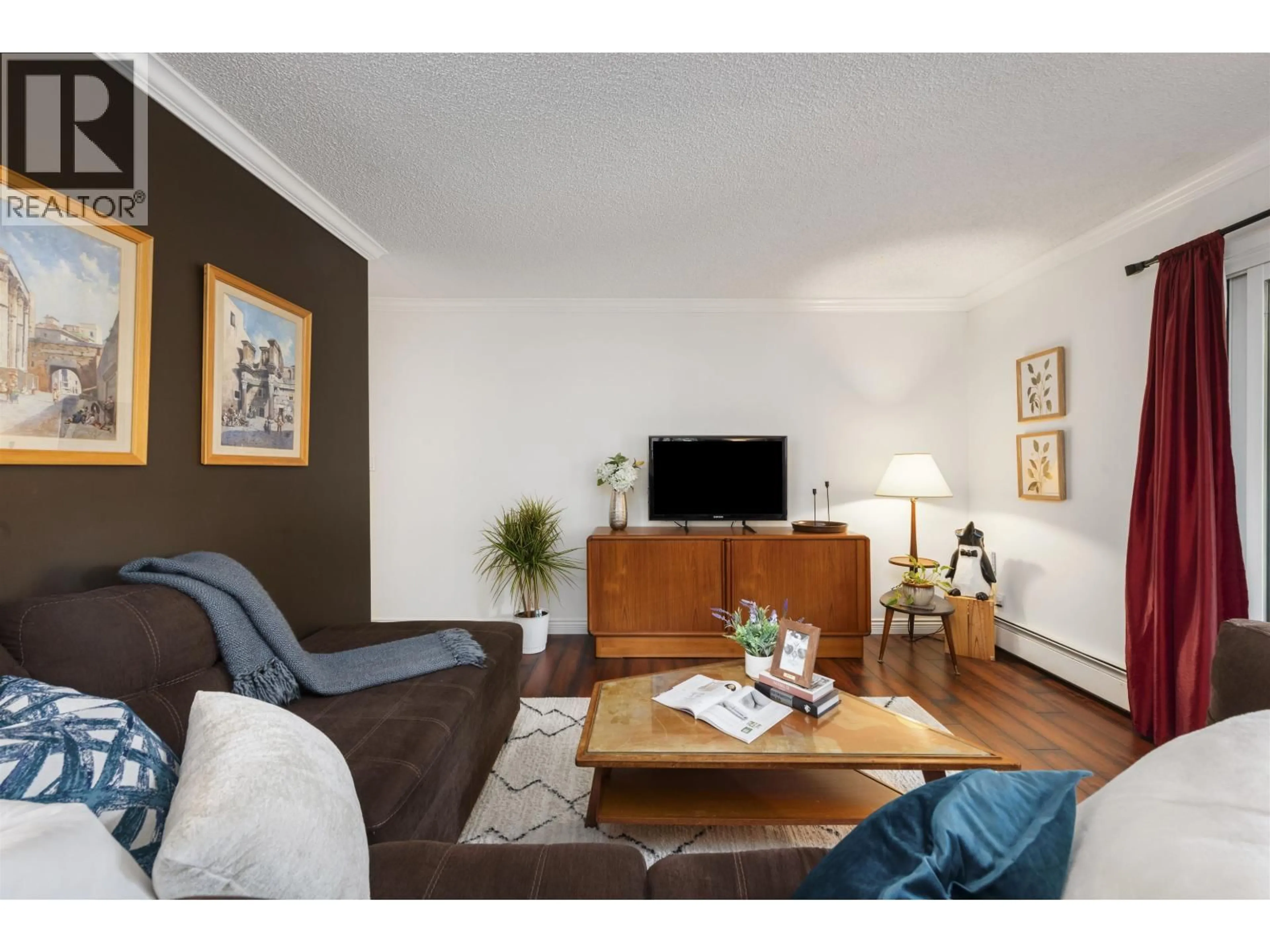 Living room with furniture, wood/laminate floor for 204 - 725 COMMERCIAL DRIVE, Vancouver British Columbia V5L3W4