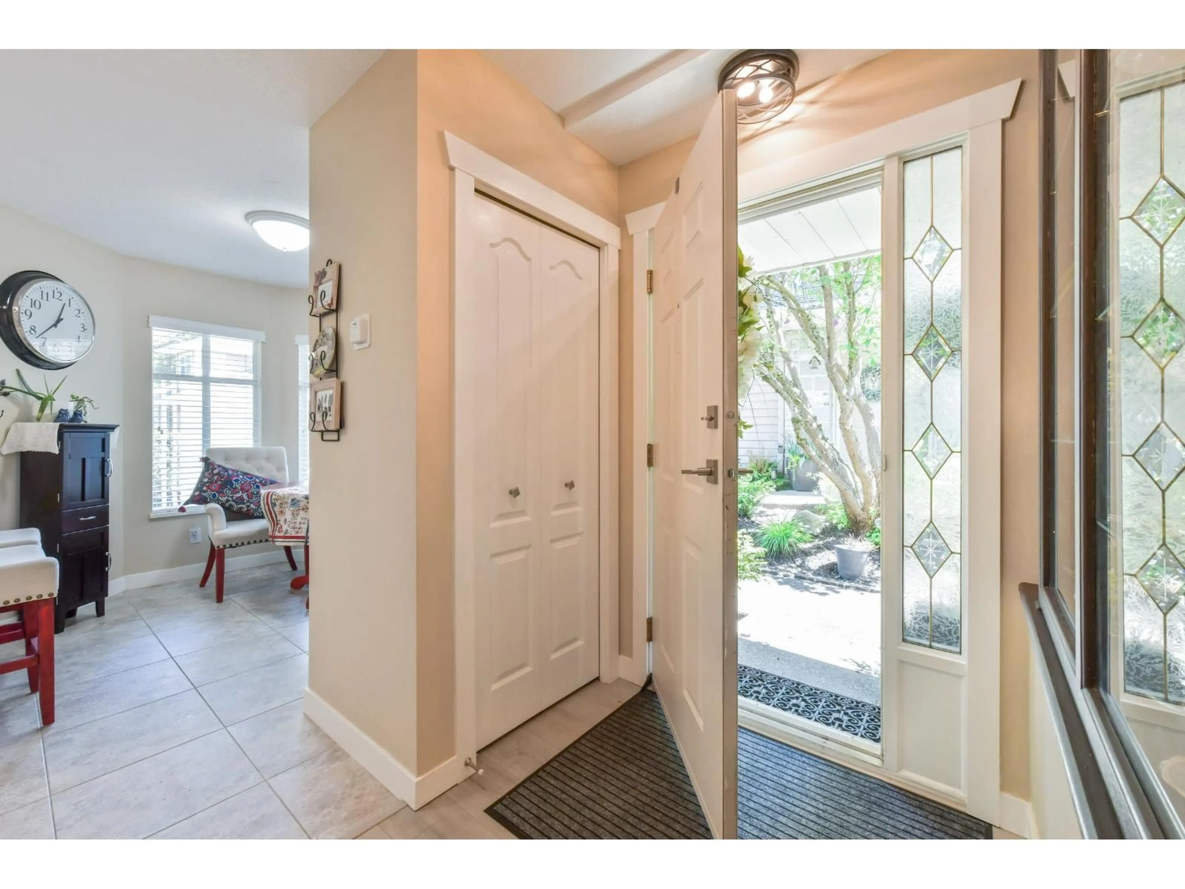 Indoor entryway for 5 - 15273 24 AVENUE, Surrey British Columbia V4A2H9