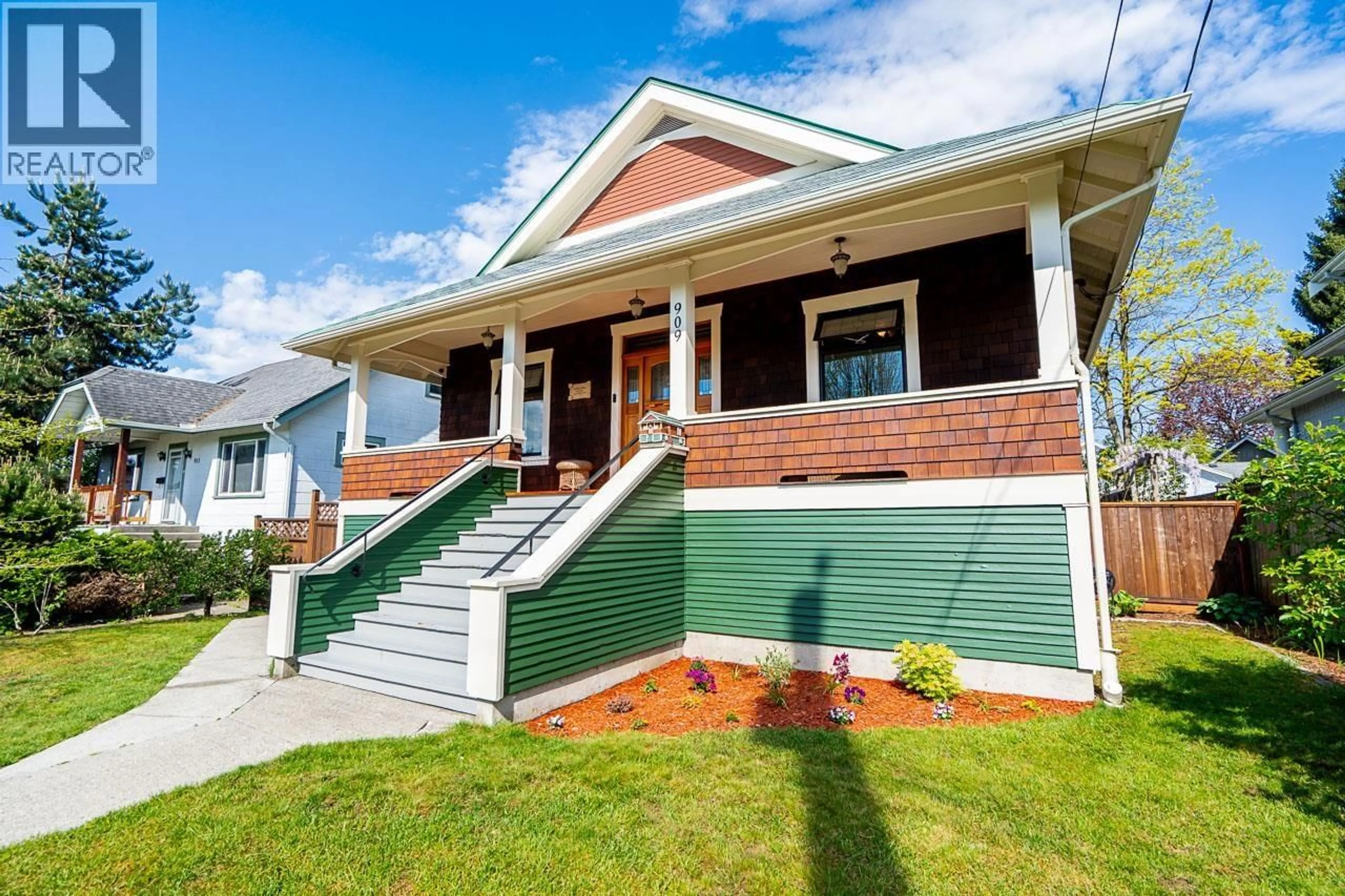 Home with vinyl exterior material, street for 909 DUBLIN STREET, New Westminster British Columbia V3M2Y5