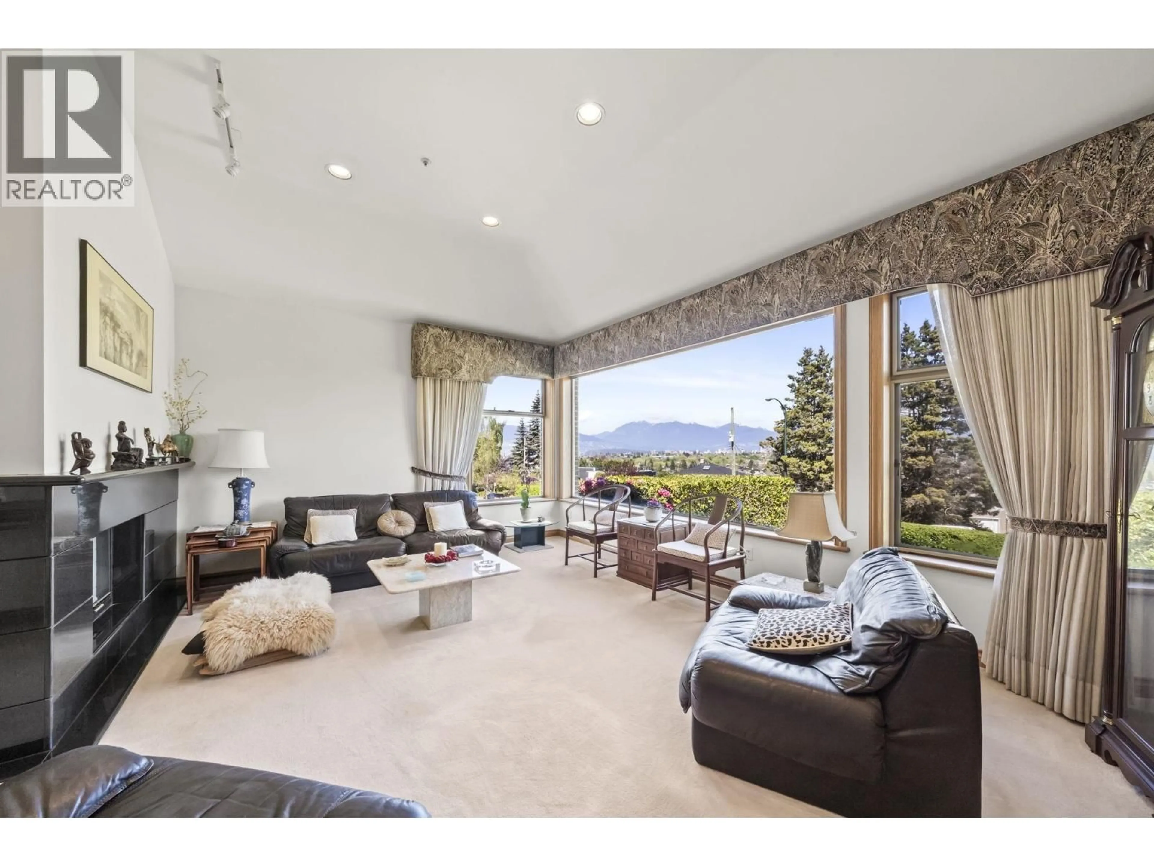 Living room with furniture, unknown for 4233 QUESNEL DRIVE, Vancouver British Columbia V6L2X5