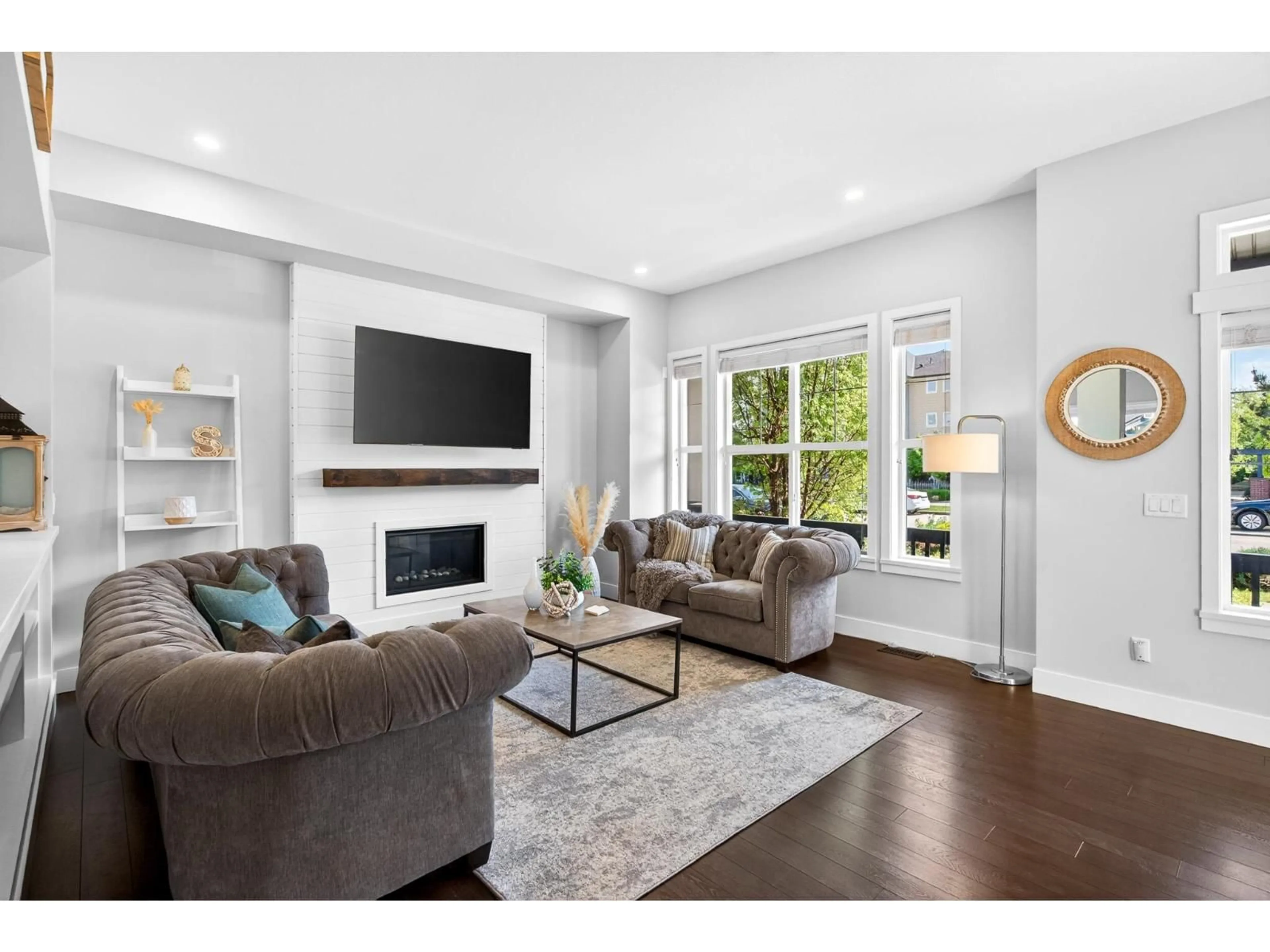 Living room with furniture, wood/laminate floor for 20435 82 AVENUE, Langley British Columbia V2Y0S3