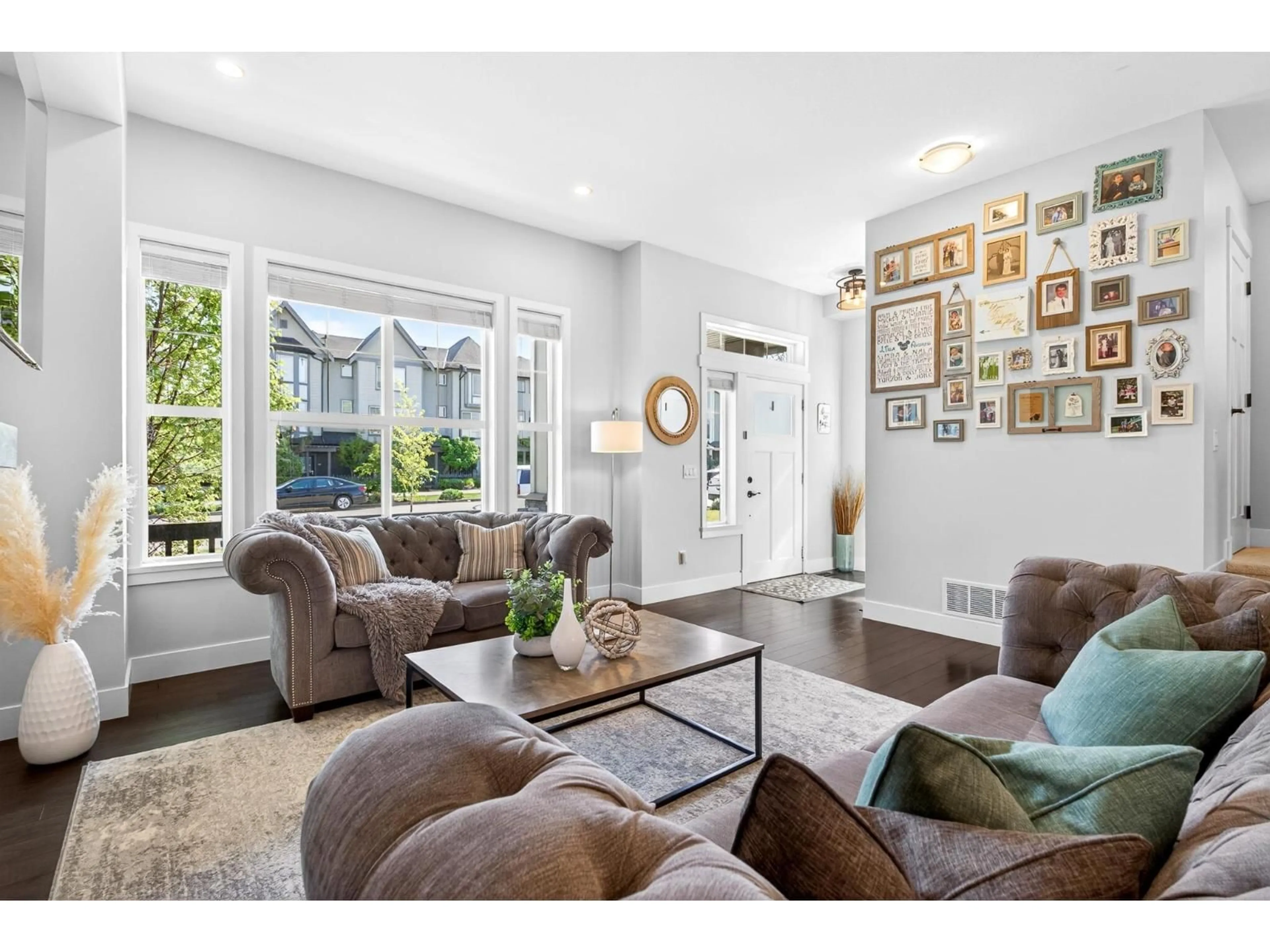 Living room with furniture, unknown for 20435 82 AVENUE, Langley British Columbia V2Y0S3