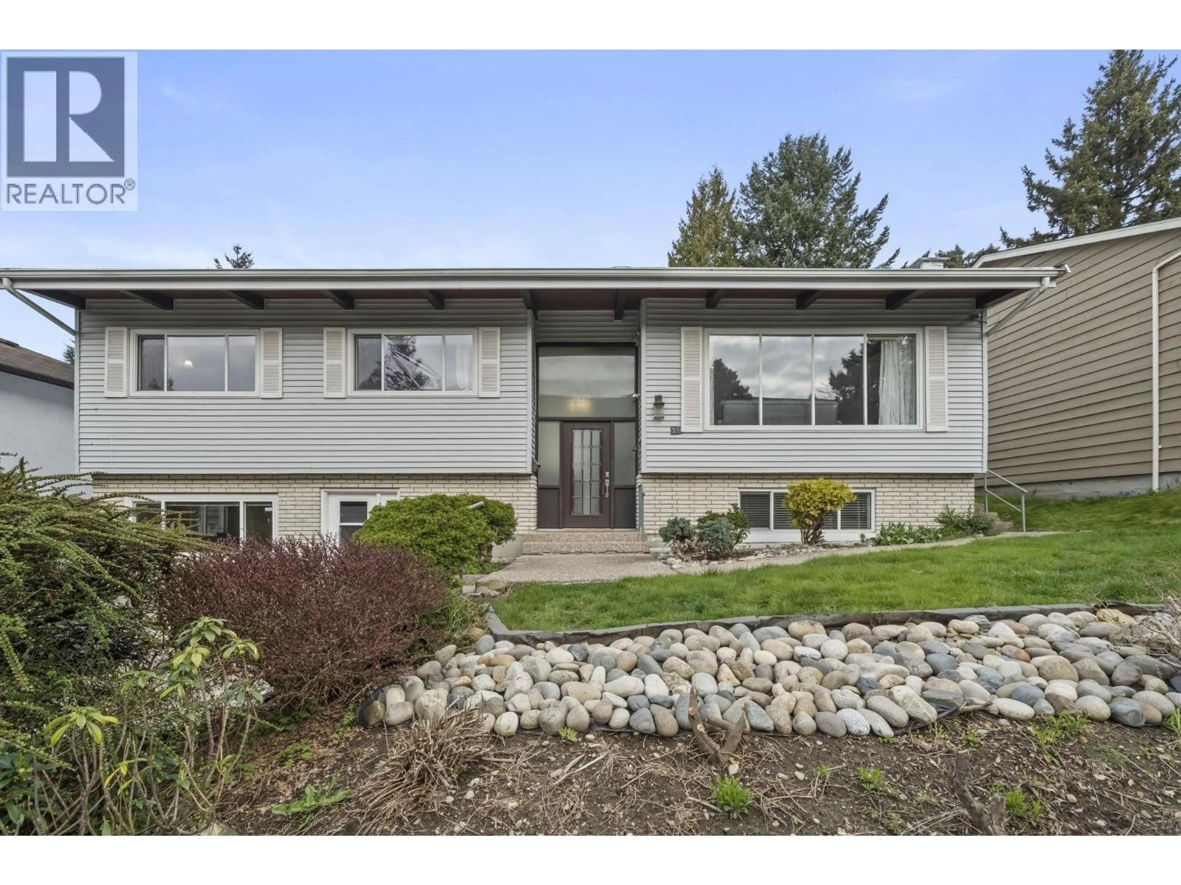 Home with vinyl exterior material, street for 39 MOTT CRESCENT, New Westminster British Columbia V3L4L8