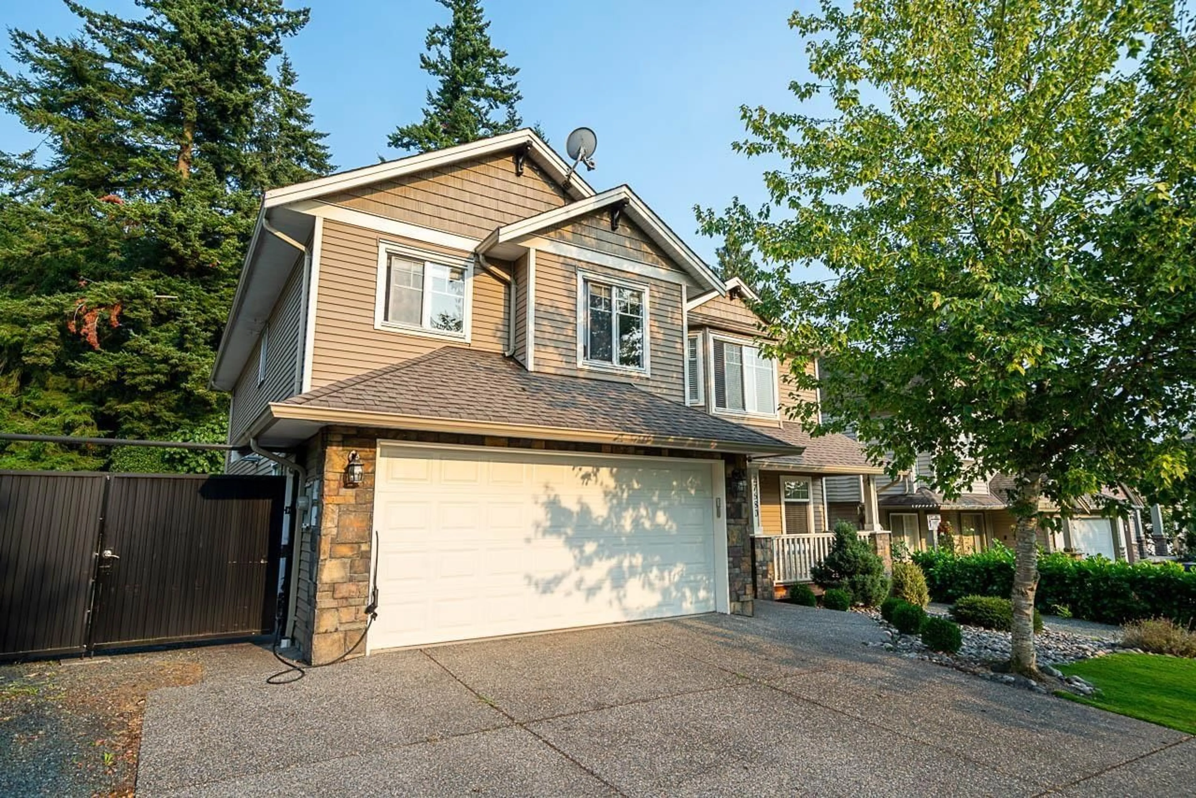 Home with vinyl exterior material, street for 27680 SIGNAL COURT, Abbotsford British Columbia V4X0A4