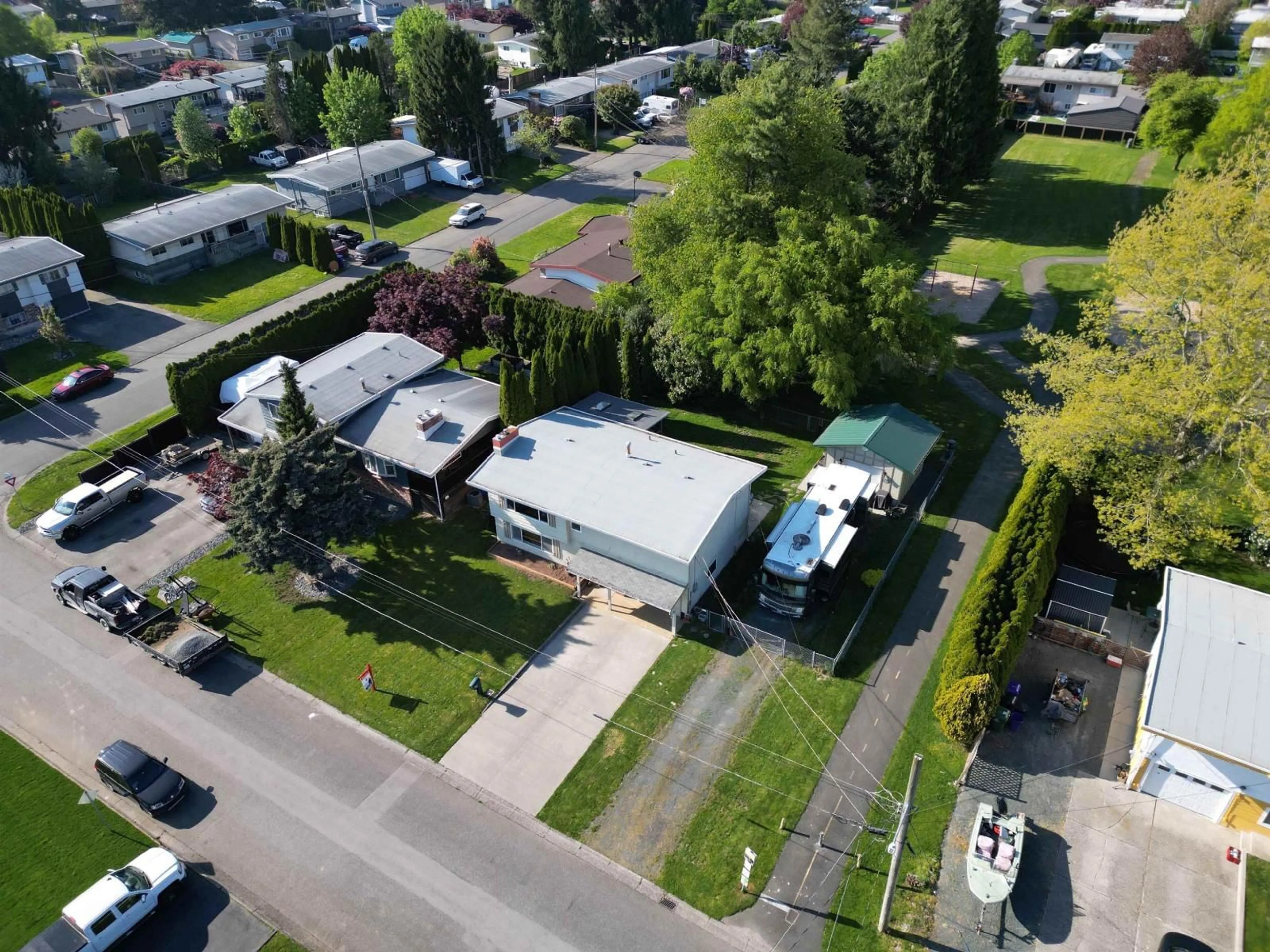A pic from outside/outdoor area/front of a property/back of a property/a pic from drone, street for 46393 MARION AVENUE, Chilliwack British Columbia V2P3P6