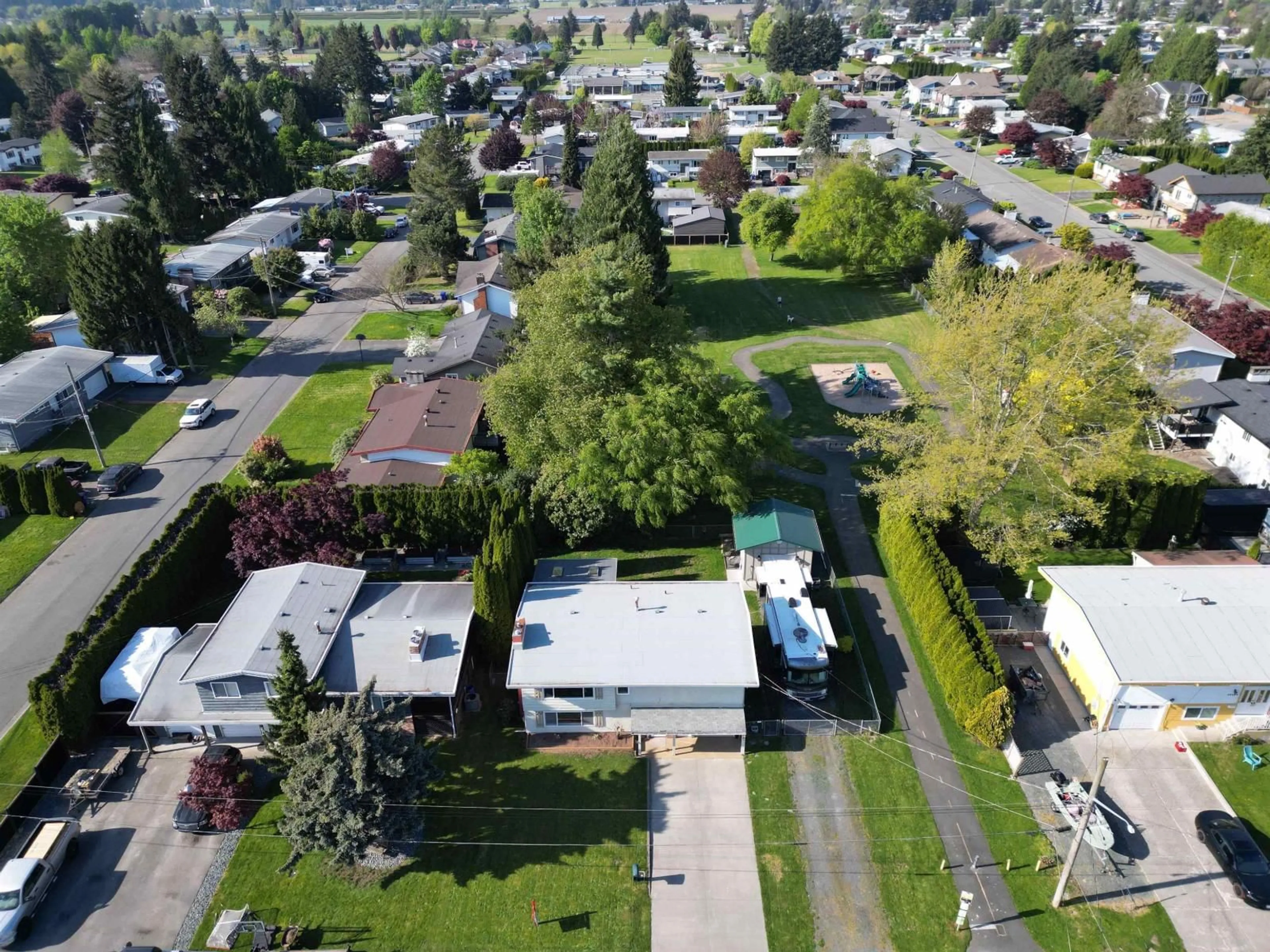 A pic from outside/outdoor area/front of a property/back of a property/a pic from drone, street for 46393 MARION AVENUE, Chilliwack British Columbia V2P3P6