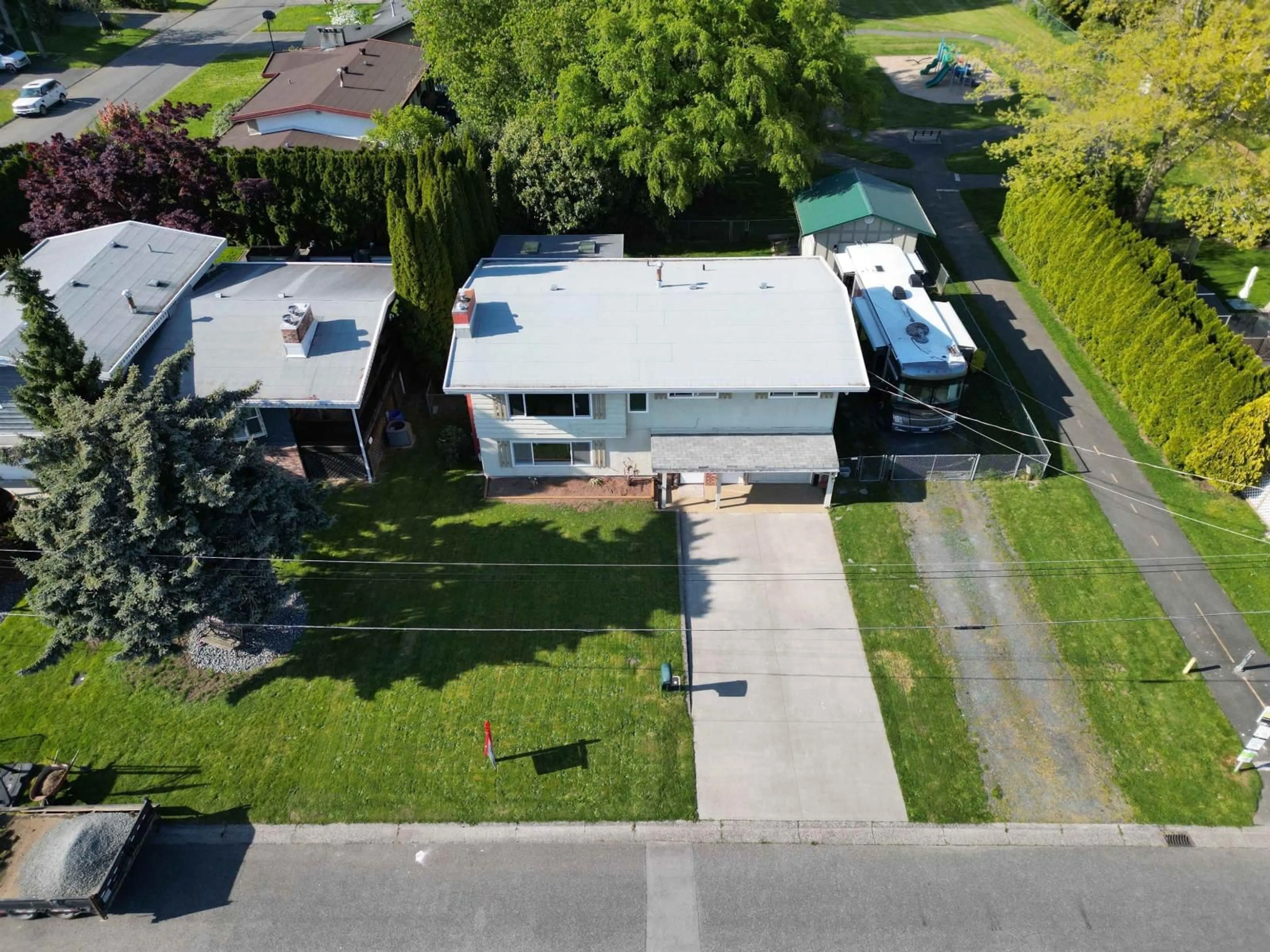 A pic from outside/outdoor area/front of a property/back of a property/a pic from drone, street for 46393 MARION AVENUE, Chilliwack British Columbia V2P3P6