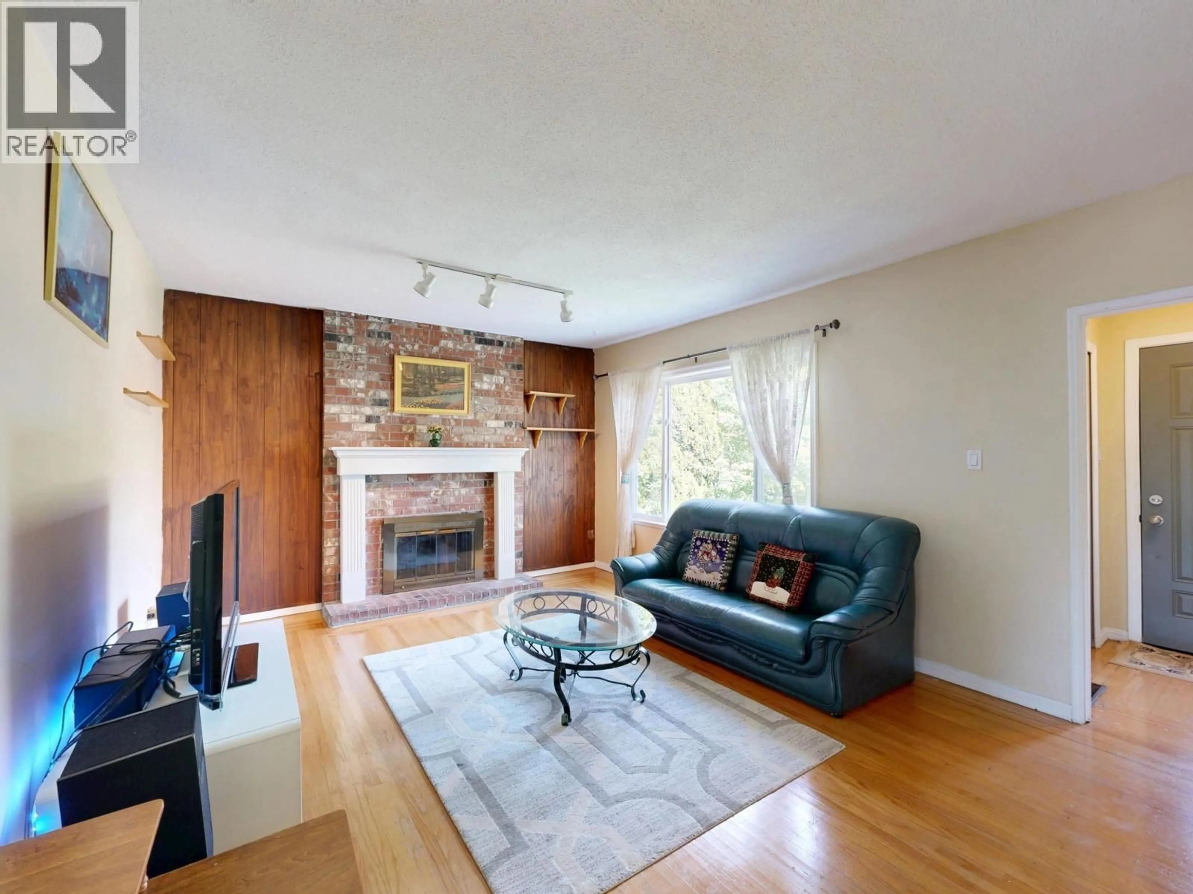 Living room with furniture, wood/laminate floor for 3157 PENTICTON STREET, Vancouver British Columbia V5M3C6