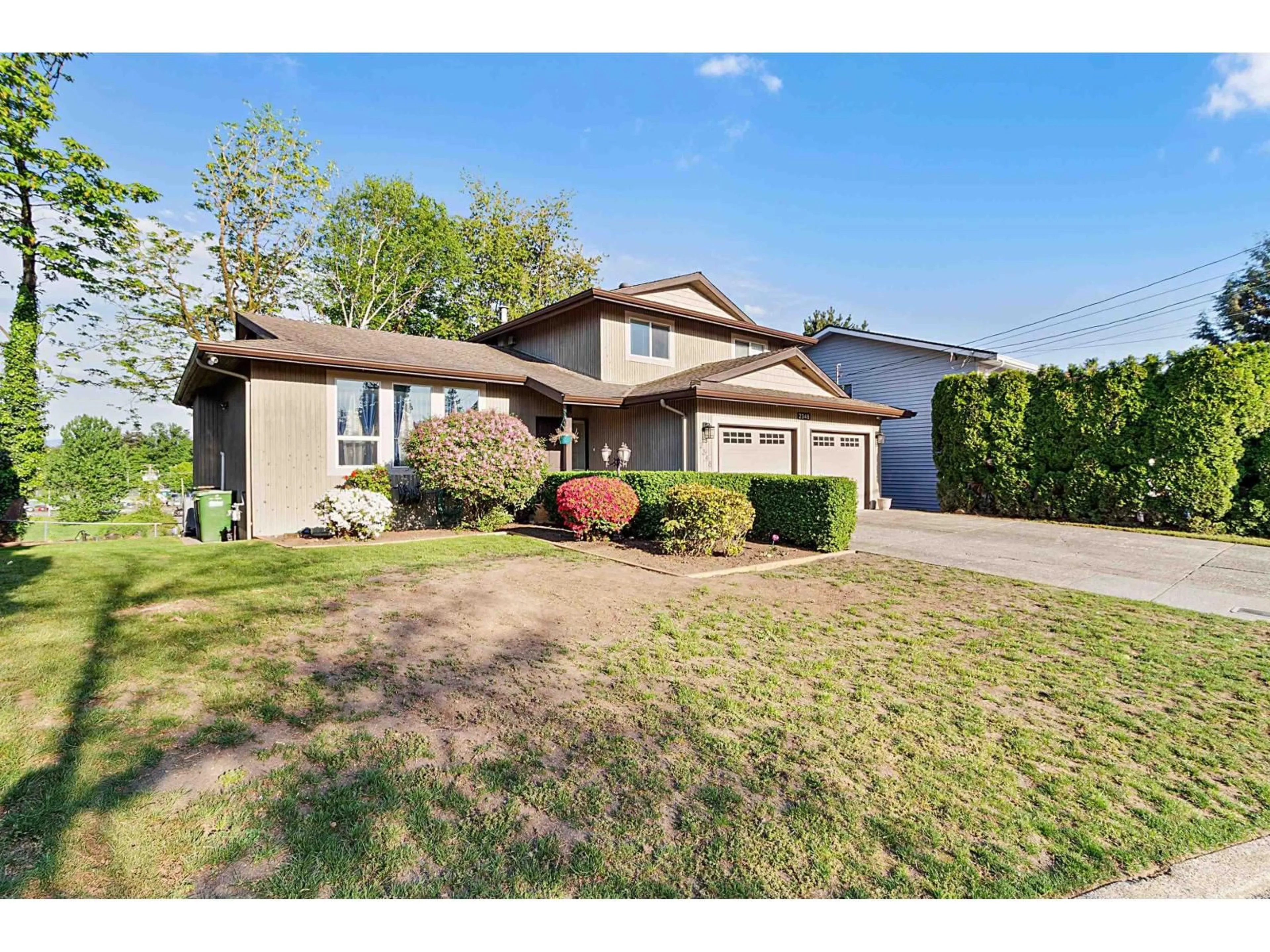 Home with vinyl exterior material, street for 2348 RIDGEWAY STREET WEST, Abbotsford British Columbia V2T3H3