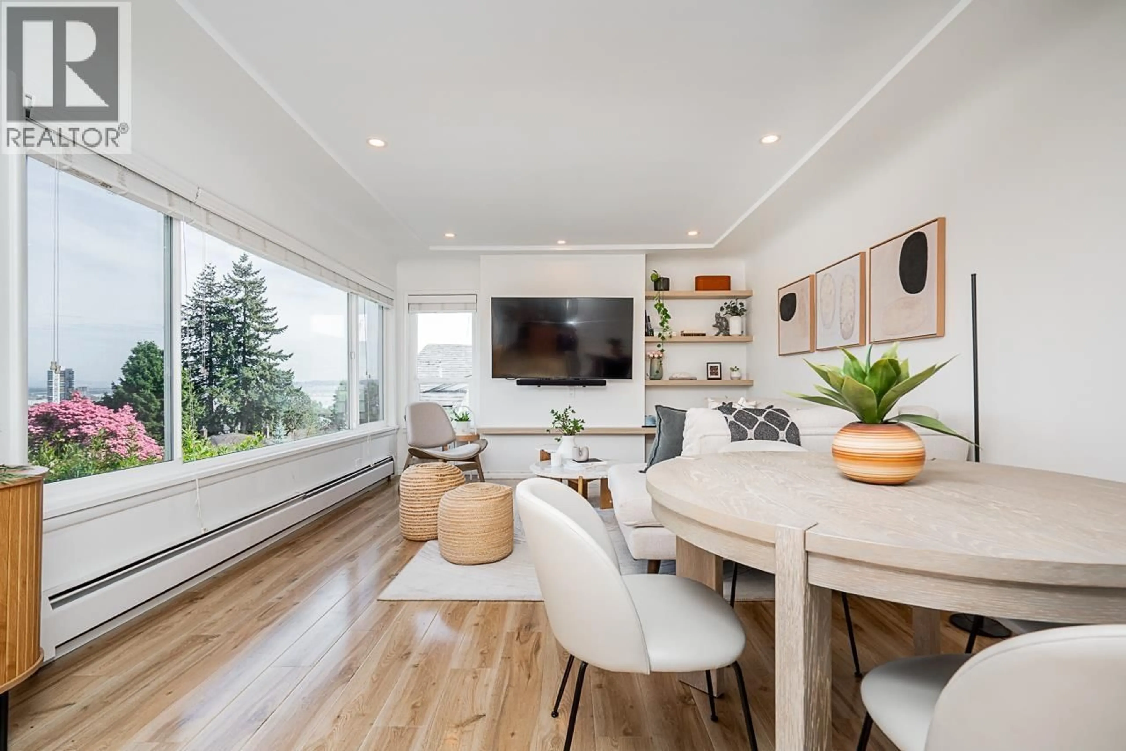 Living room with furniture, wood/laminate floor for 914 LADNER STREET, New Westminster British Columbia V3L4W4