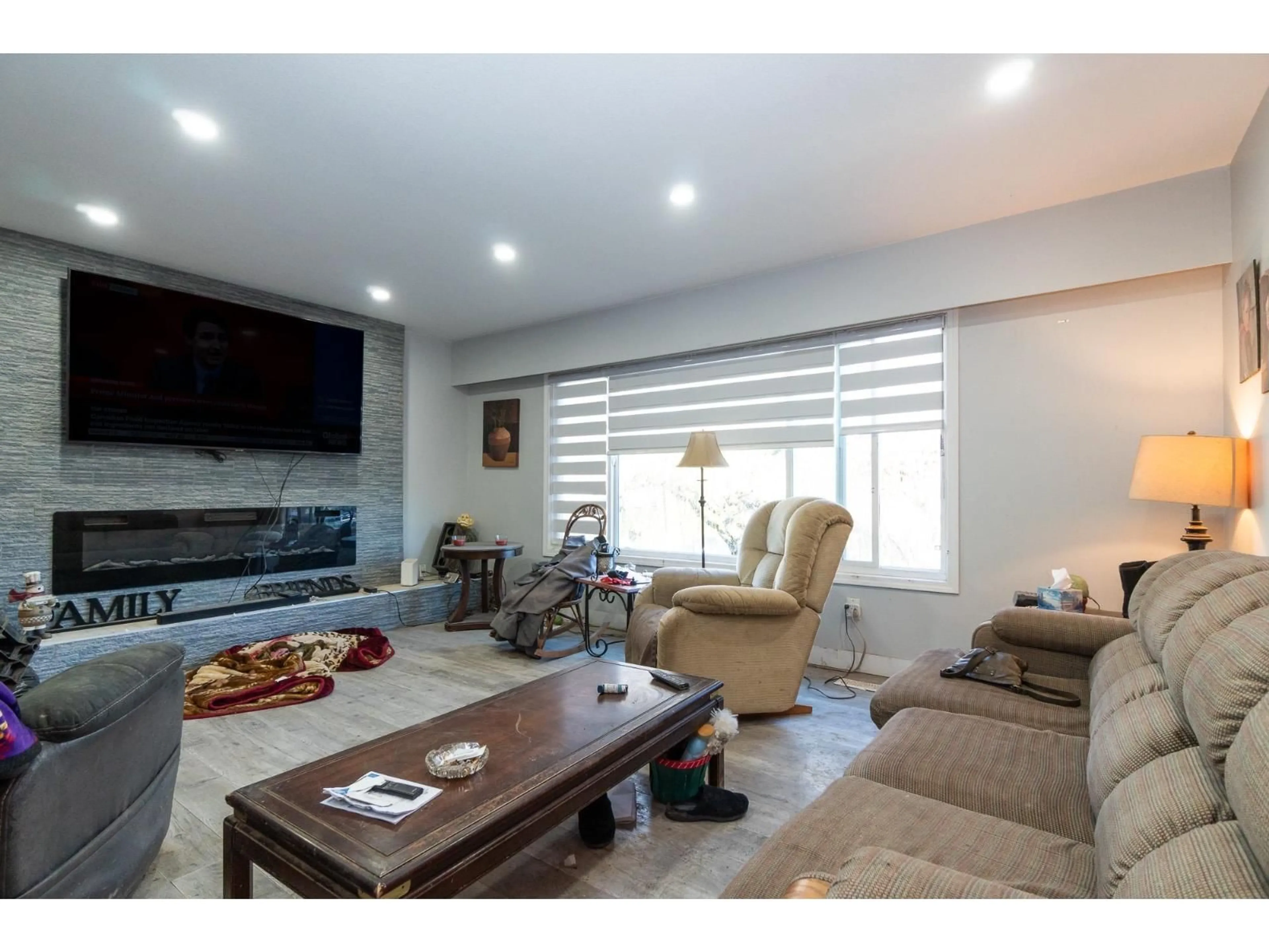 Living room with furniture, unknown for 45408 SPARTAN CRESCENT, Chilliwack British Columbia V2P6V2