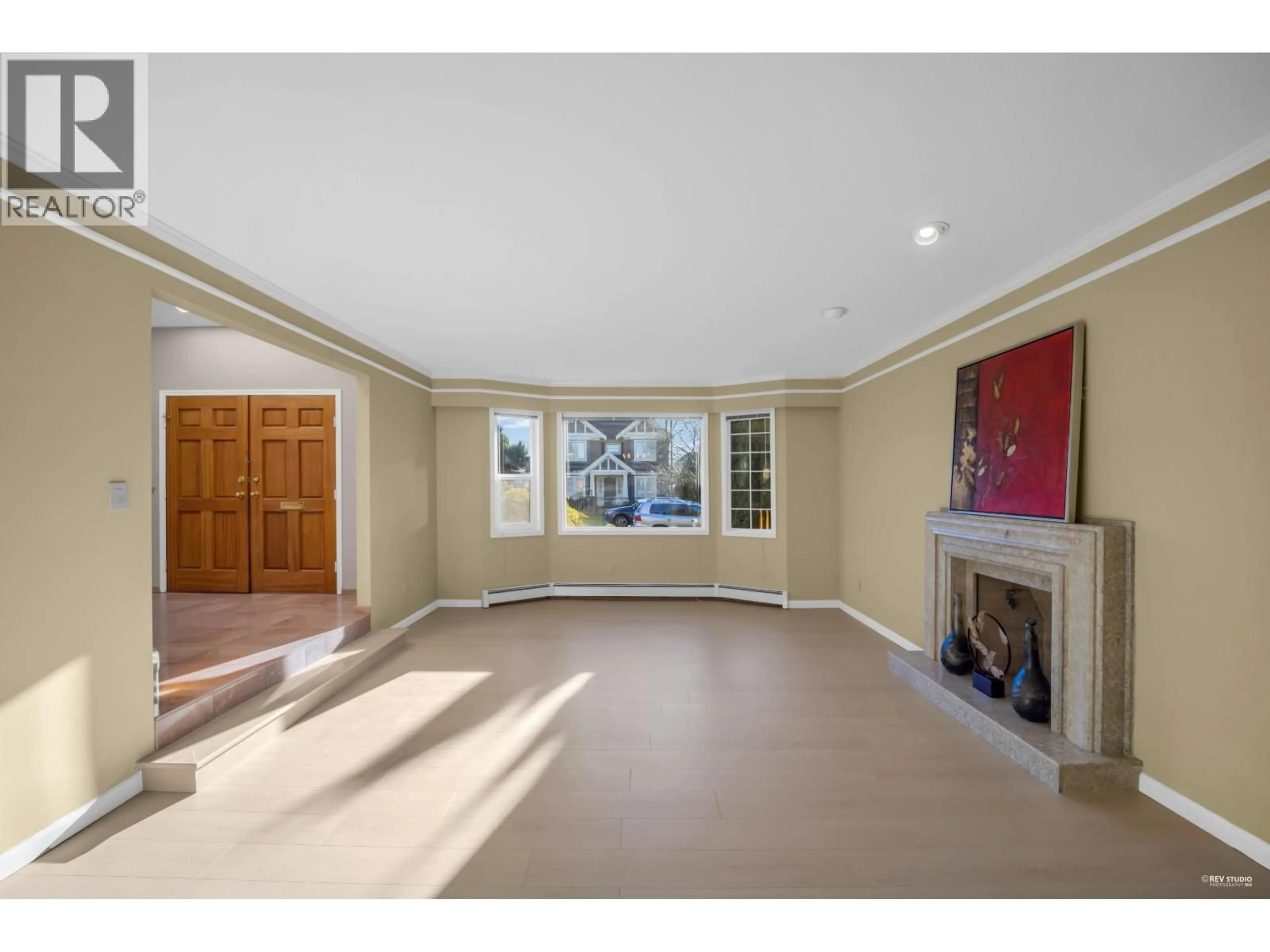 Indoor foyer for 2445 W 19TH AVENUE, Vancouver British Columbia V6L1C8