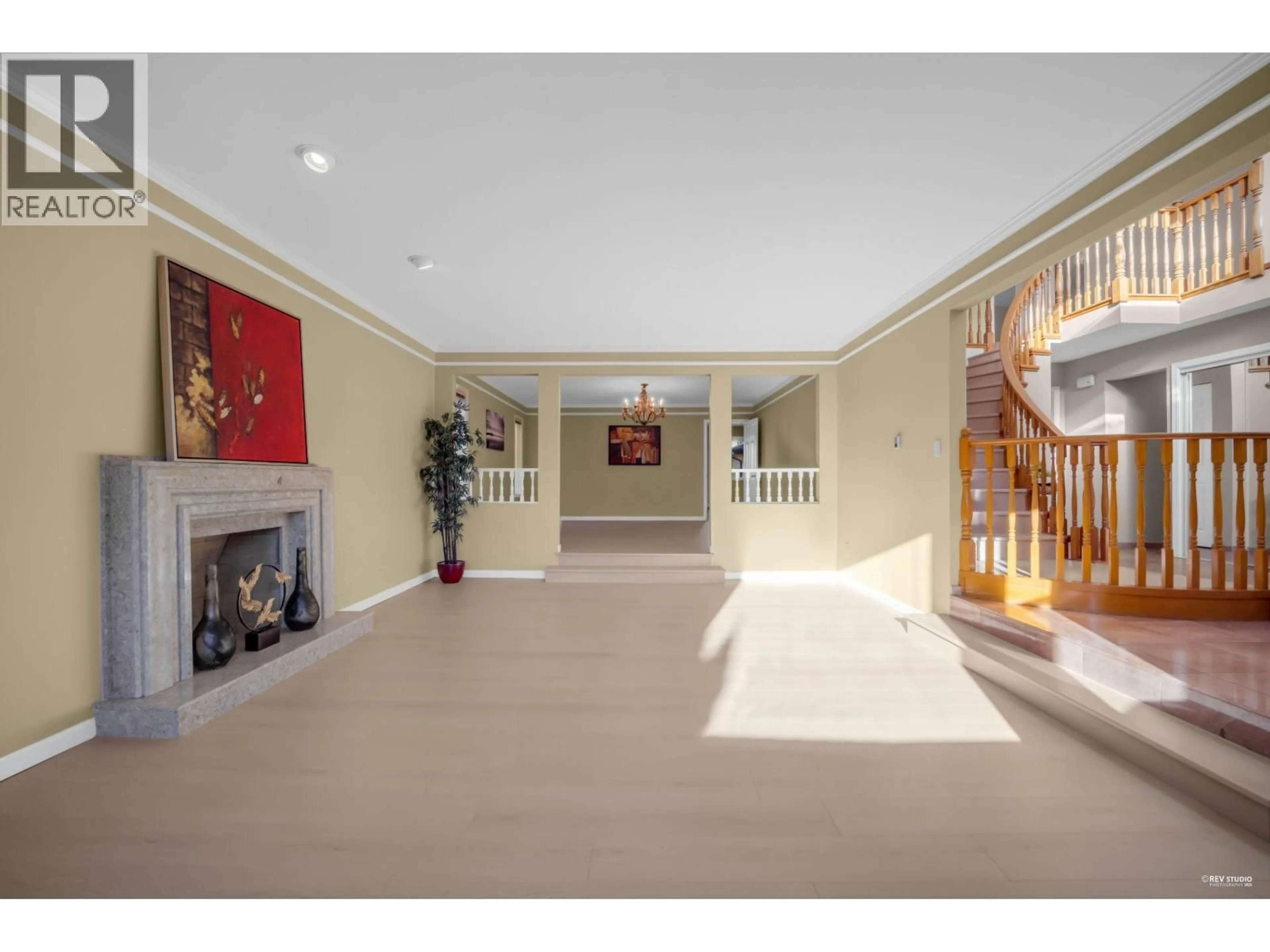 Indoor foyer for 2445 W 19TH AVENUE, Vancouver British Columbia V6L1C8